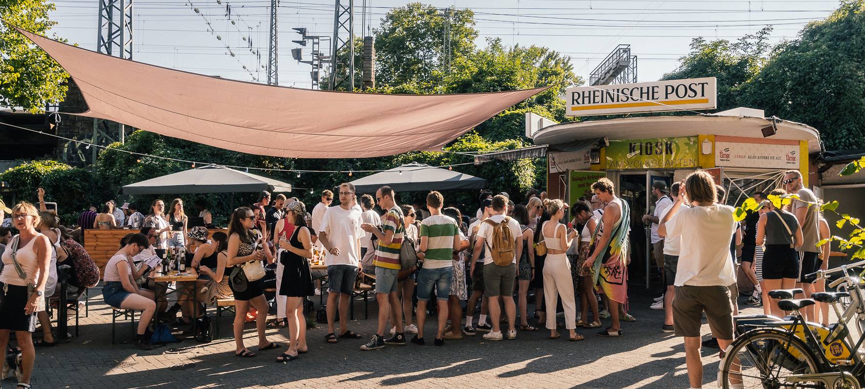 Dutzende Besucherinnen und Besucher stehen beim Büdchentag vor der Trinkhalle am Volksgarten.