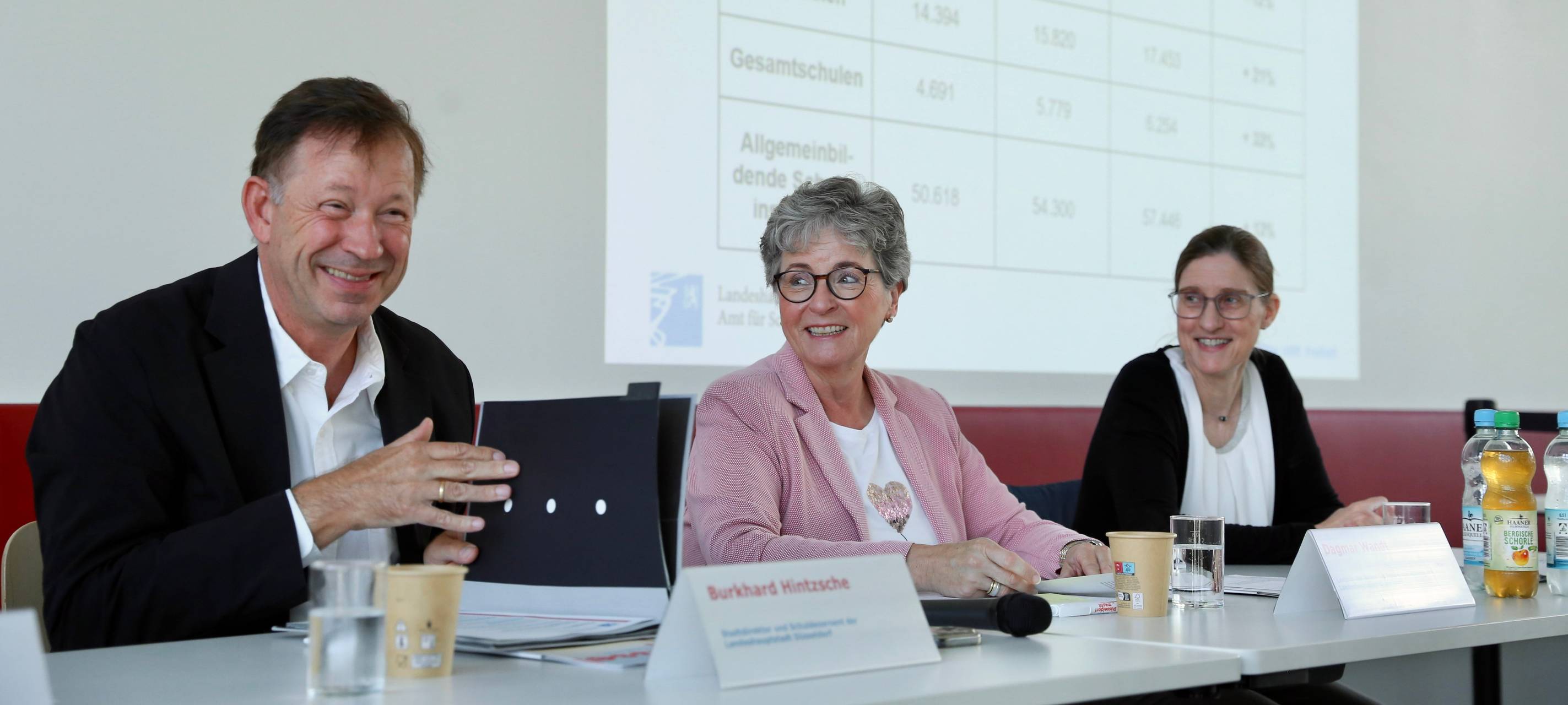 Stadtdirektor und Schuldezernent Burkhard Hintzsche (v.l.), Dagmar Wandt, Leiterin des Amtes für Schule und Bildung sowie Sabine Ostermann-Kestner, Leiterin der Abteilung für Bildung, Ganztag und Übergänge im Amt für Schule und Bildung stellten die aktuelle Themen und Änderungen nach den Sommerferien vor.