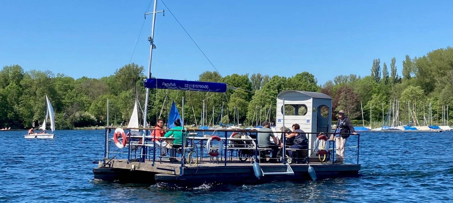 Partyfloß auf dem Unterbacher See