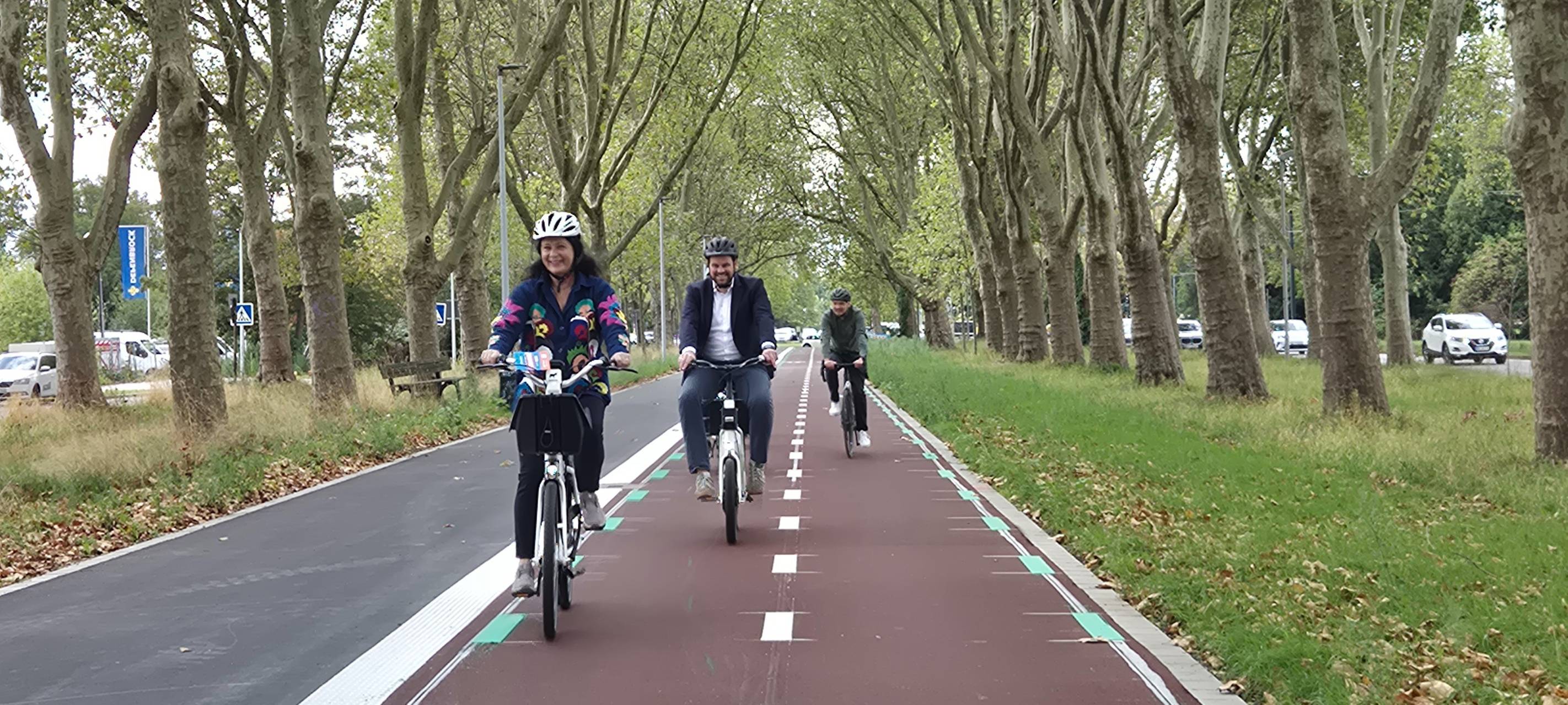 Der neue Radweg der Radleitroute entlang der Völklinger Straße und dem Luisengymnasium. Eine Gruppe Radfahrer ist auf dem Weg unterwegs.