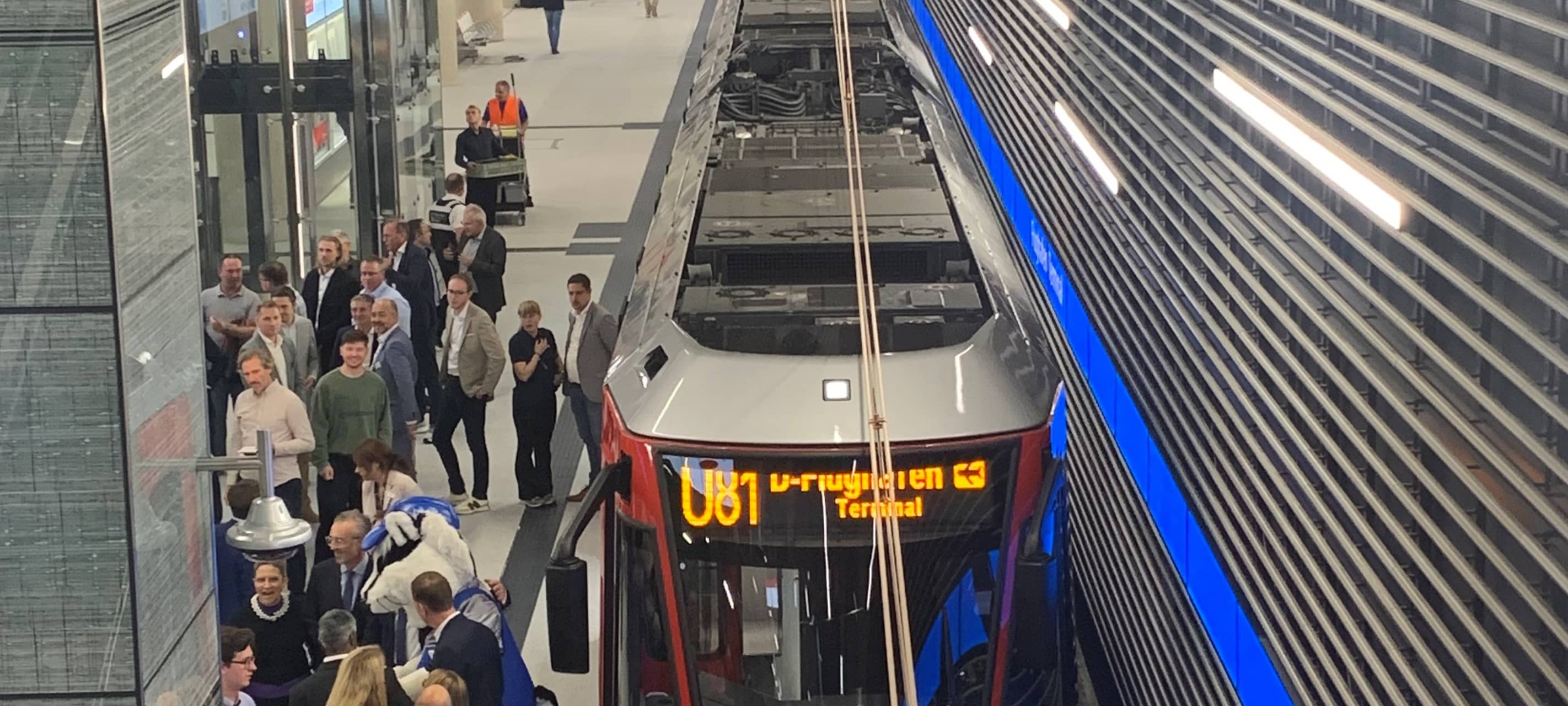 Eine Bahn steht im neuen U-Bahnhof am Flughafen Düsseldorf.