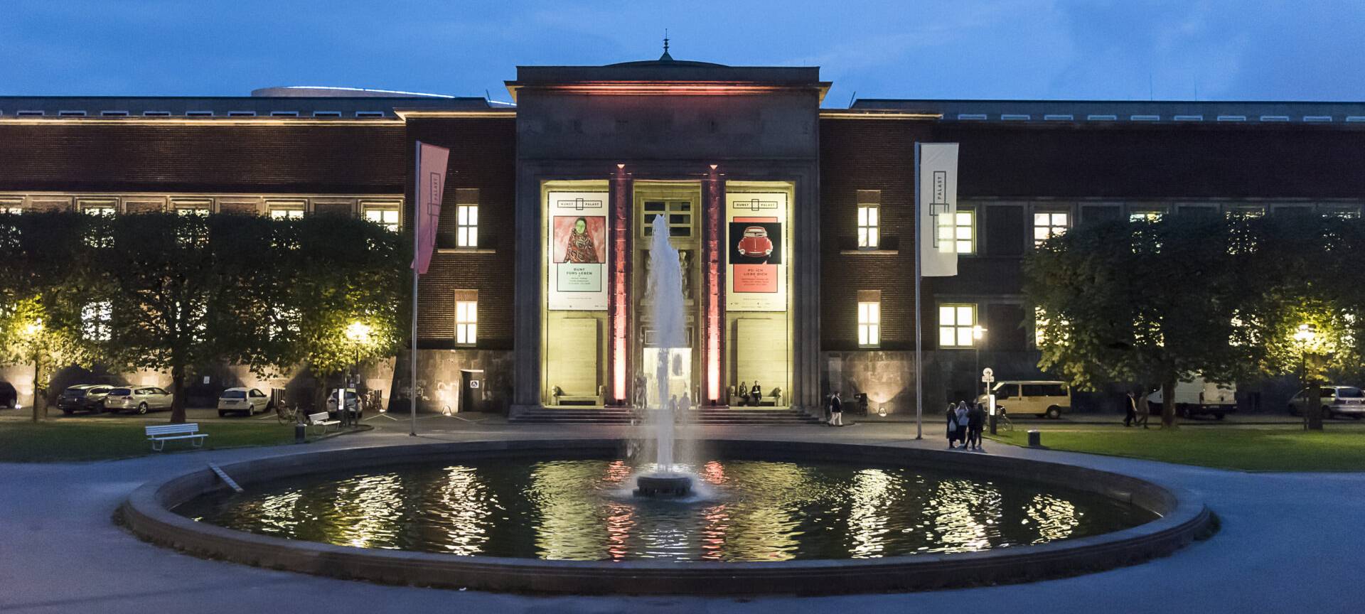 Kunstpalast. Ehrenhof bei Nacht