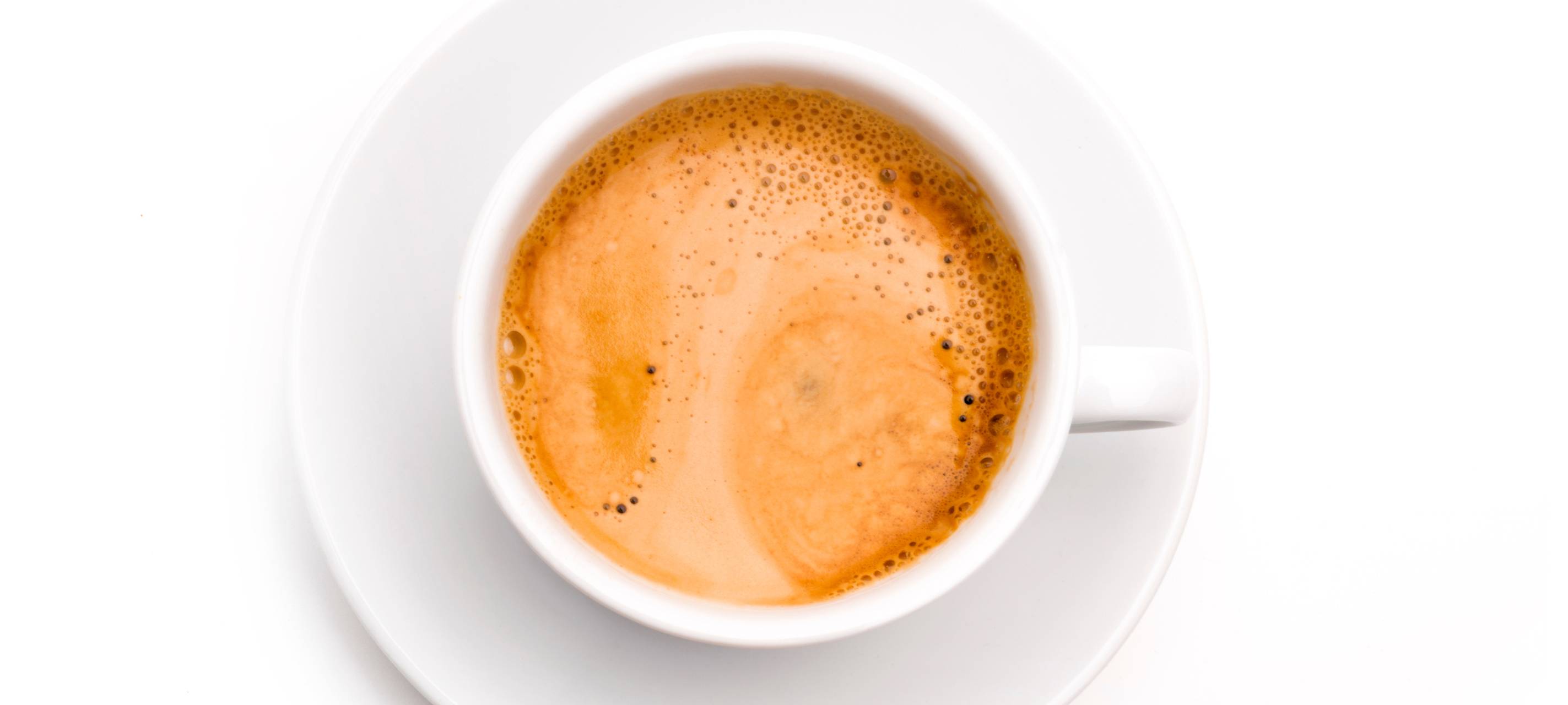 Eine Espresso-Tasse mit hellbraunem Espresso.