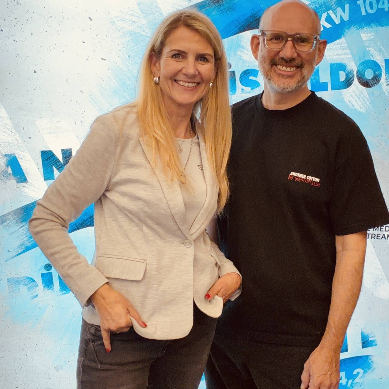 Claudia Monréal, Moderatorin bei Antenne Düsseldorf mit Michael Brill, CEO von D.Live
