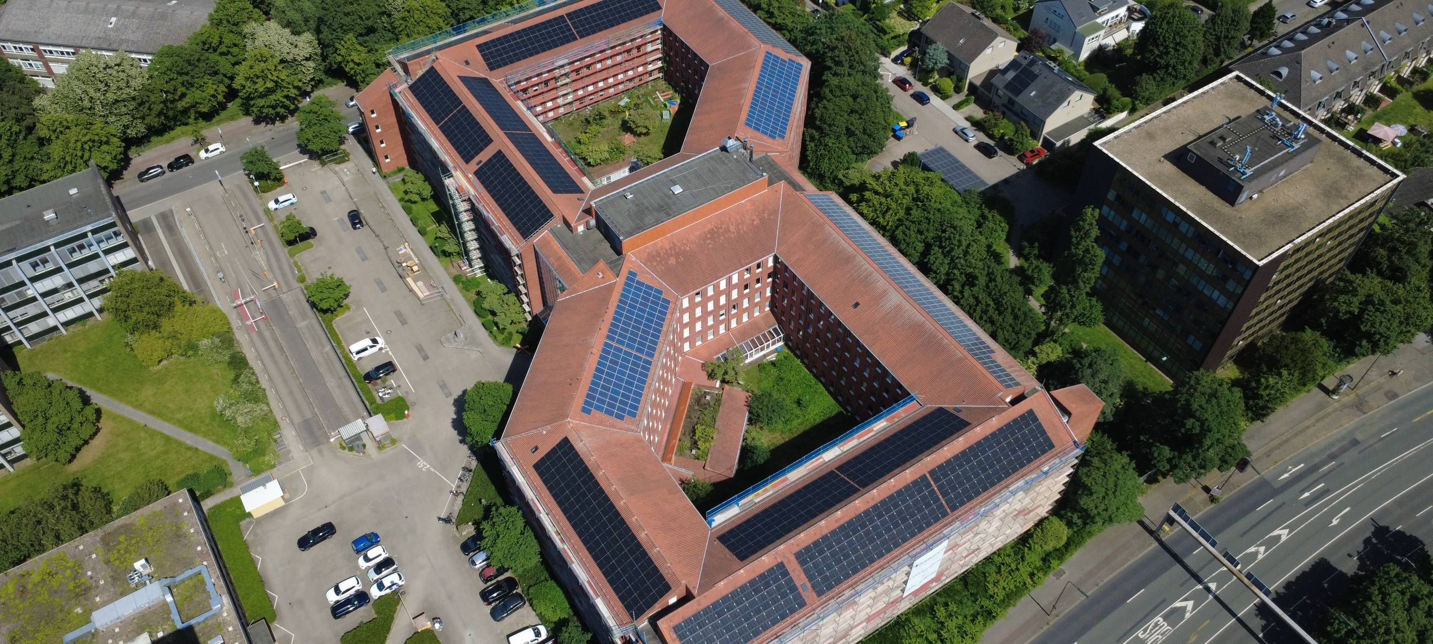 Im August 2026 konnte die neue PV-Anlage mit 666 Modulen und 306 Kilowattpeak auf den Dächern des Technisches Rathauses, Brinckmannstraße 5, in Betrieb genommen werden.