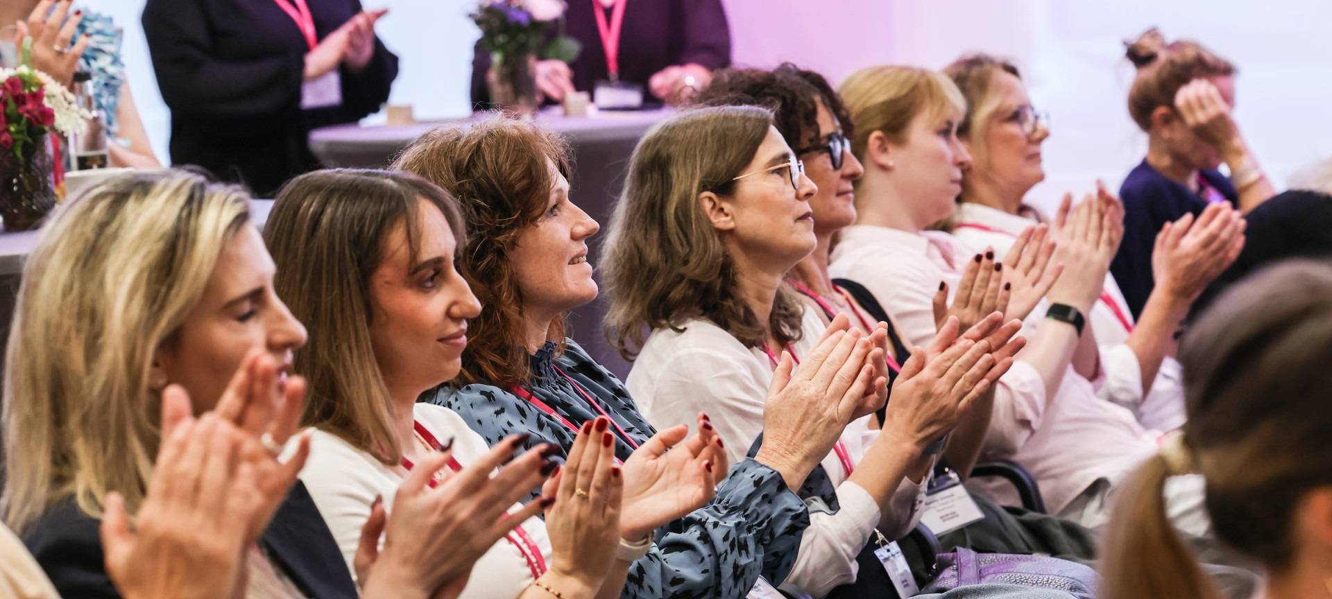 Mehrere frauen klatschen auf dem Frauen-Wirtschaftsforum 2026