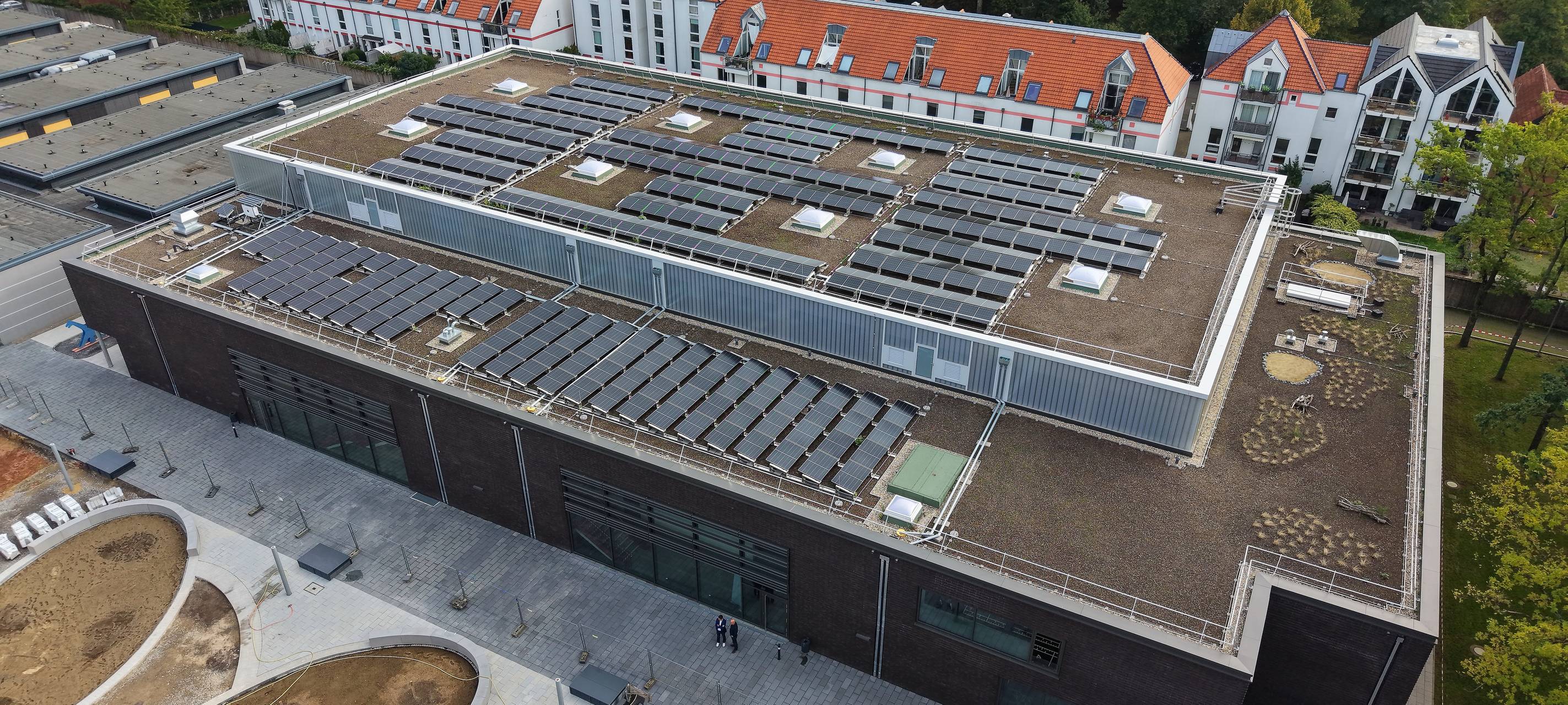 Luftaufnahme der neuen Vierfach-Sporthalle an der Redinghovenstraße in Bilk. Auf dem Dach des Gebäudes sind Photovoltaikanlagen installiert.