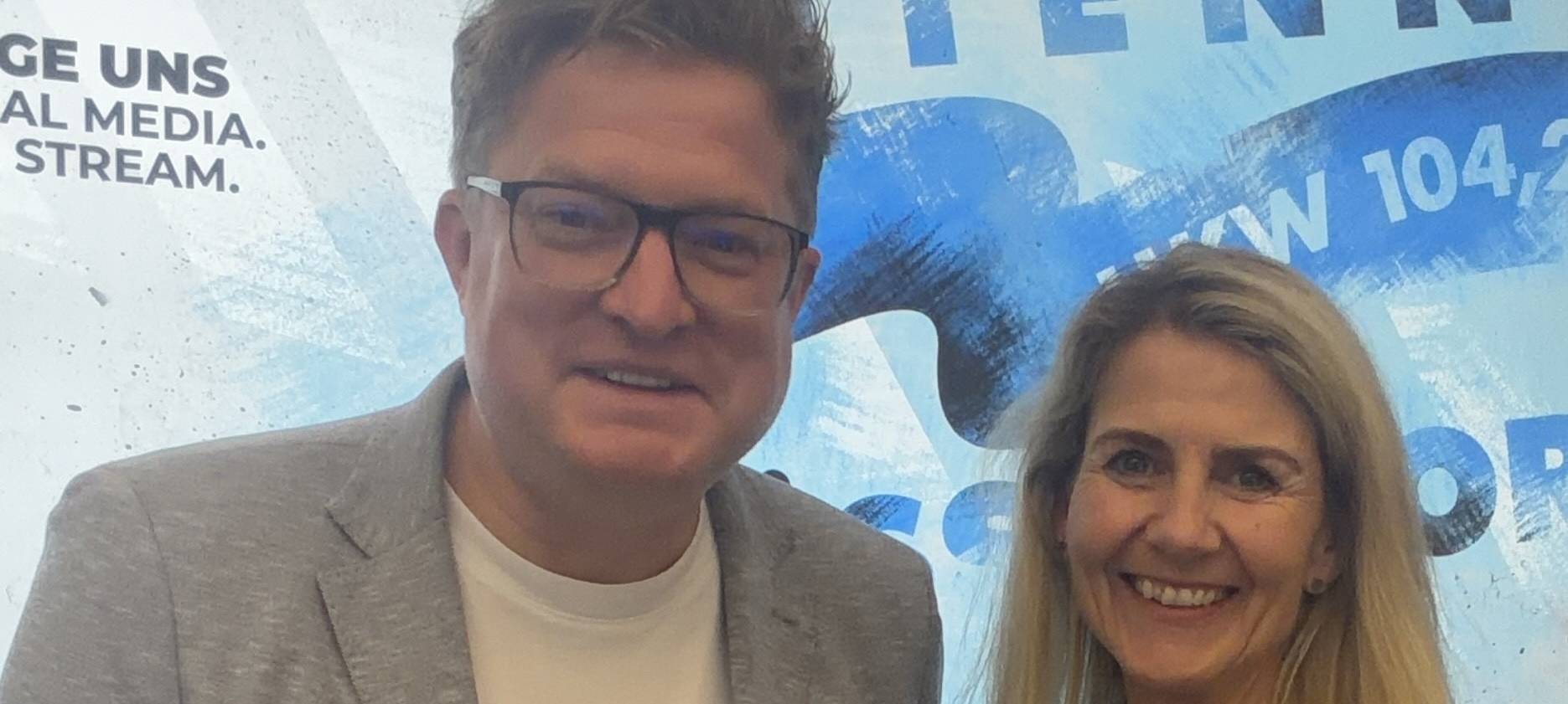 Claudia Monréal, Moderatorin bei Antenne Düsseldorf mit Talkgast Thomas Kötter