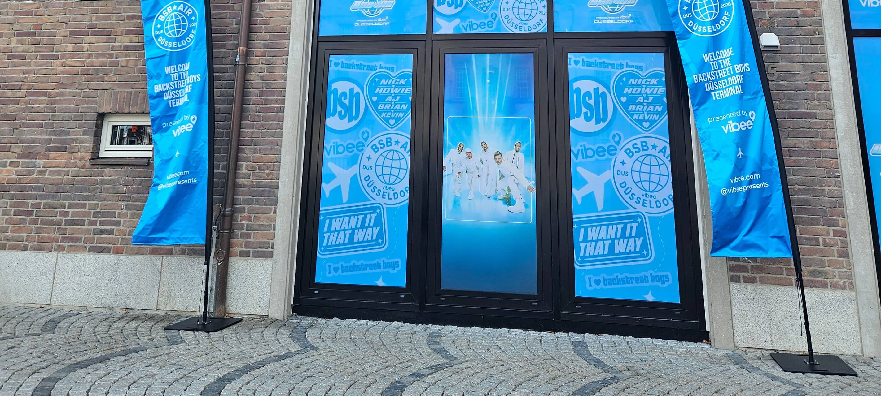 Pop-Up Store der Backstreet Boys vor dem Rathaus