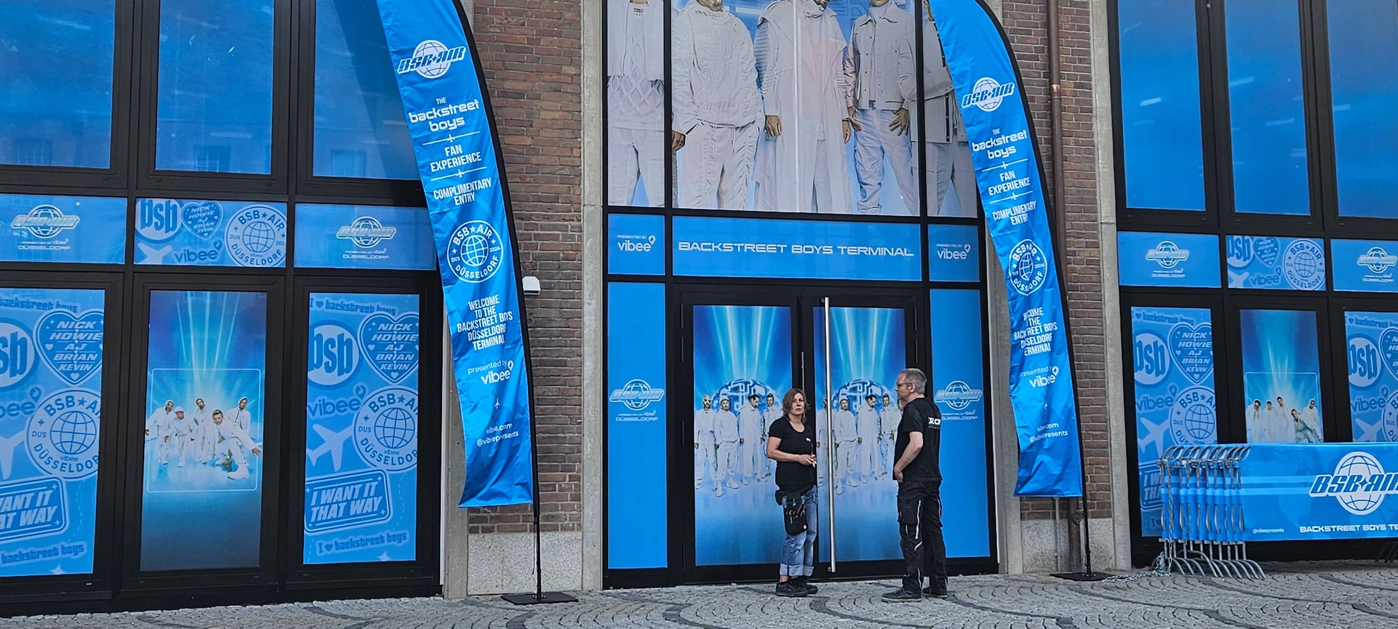 Pop-Up Store der Backstreet Boys vor dem Rathaus.