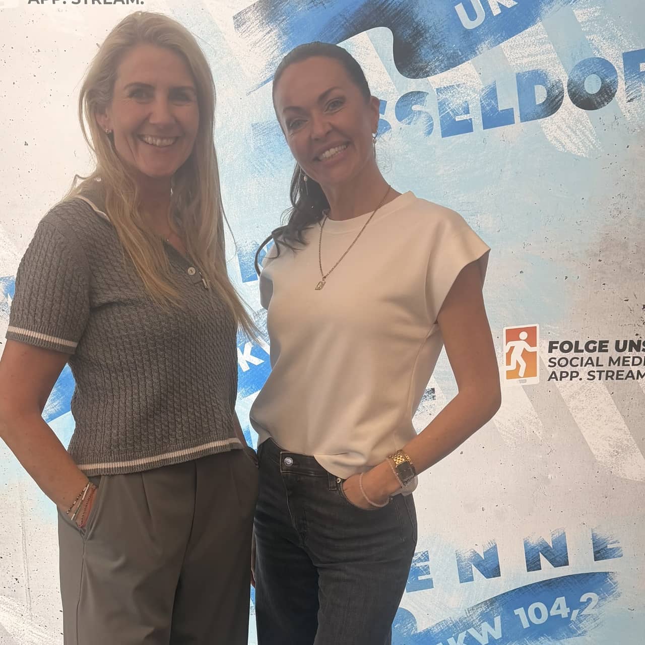 Claudia Monréal, Moderatorin bei Antenne Düsseldorf mit Talkgast Kate Hall