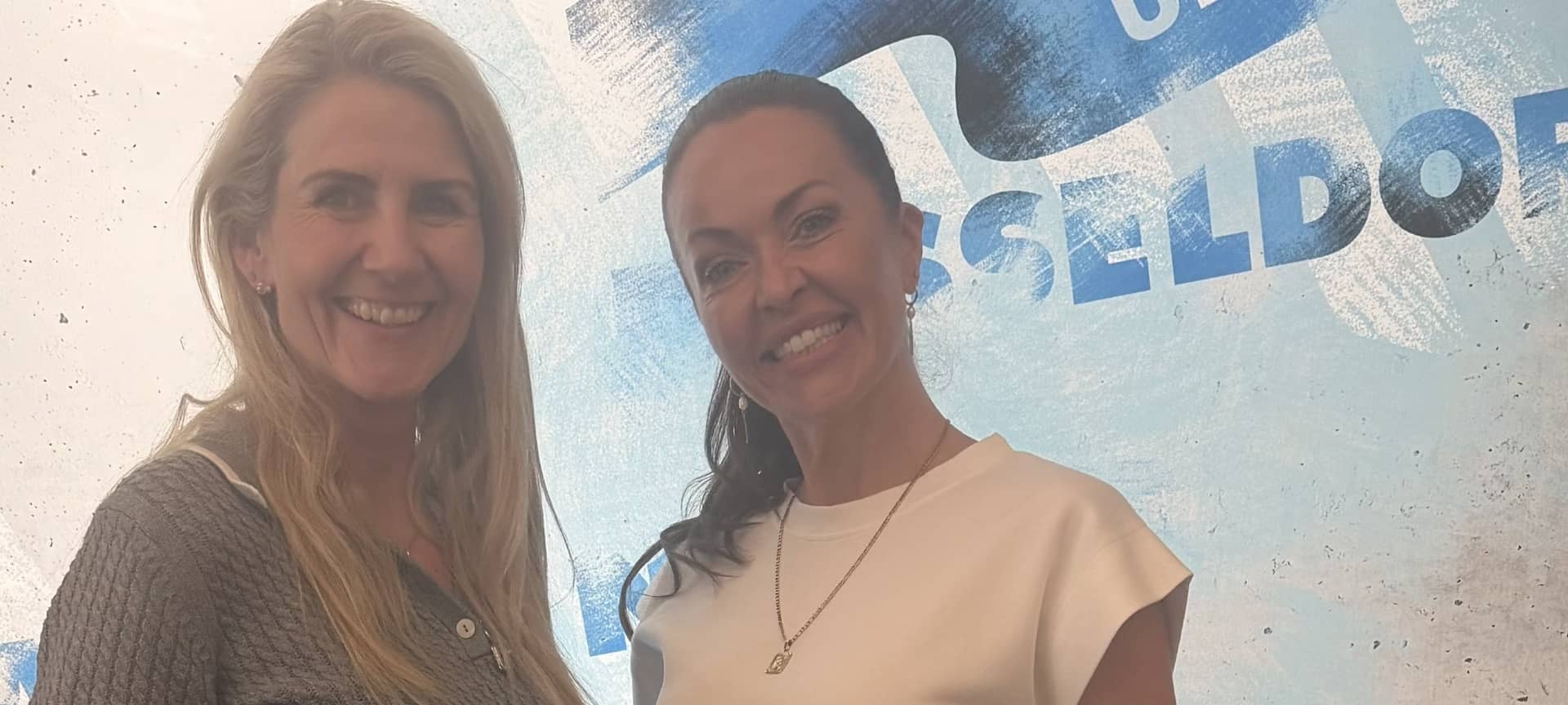 Claudia Monréal, Moderatorin bei Antenne Düsseldorf mit Talkgast Kate Hall