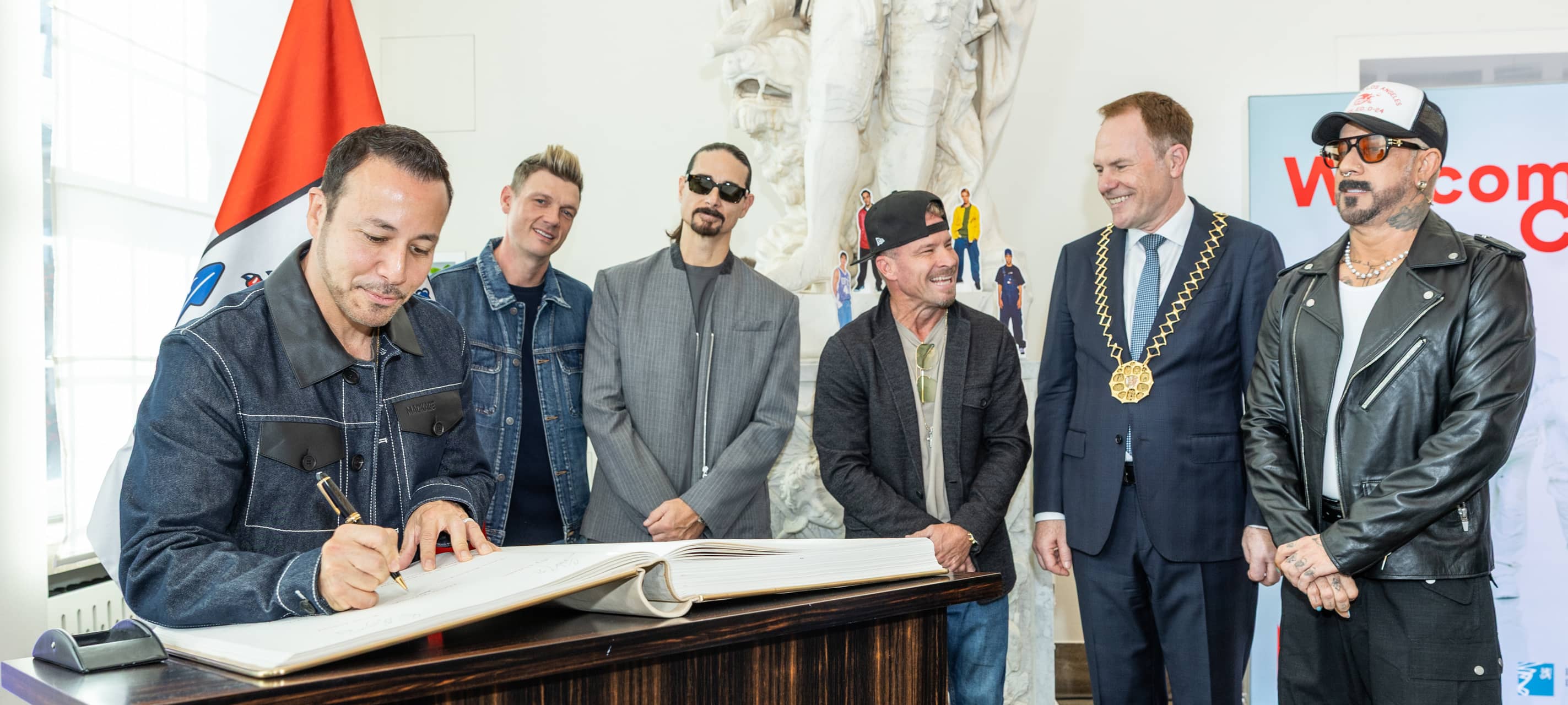 Die Backstreet Boys haben sich ins goldene Buch der Stadt Düsseldorf eingetragen.