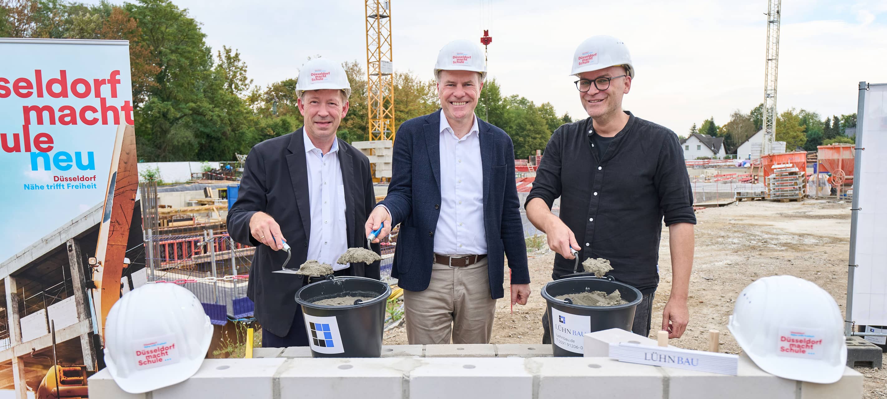Legten den Grundstein für das Gymnasium Heinzelmännchenweg: Oberbürgermeister Dr. Stephan Keller (m.), Stadtdirektor Burkhard Hintzsche (l.) und Kai Ißler, Vertreter der Schule.
