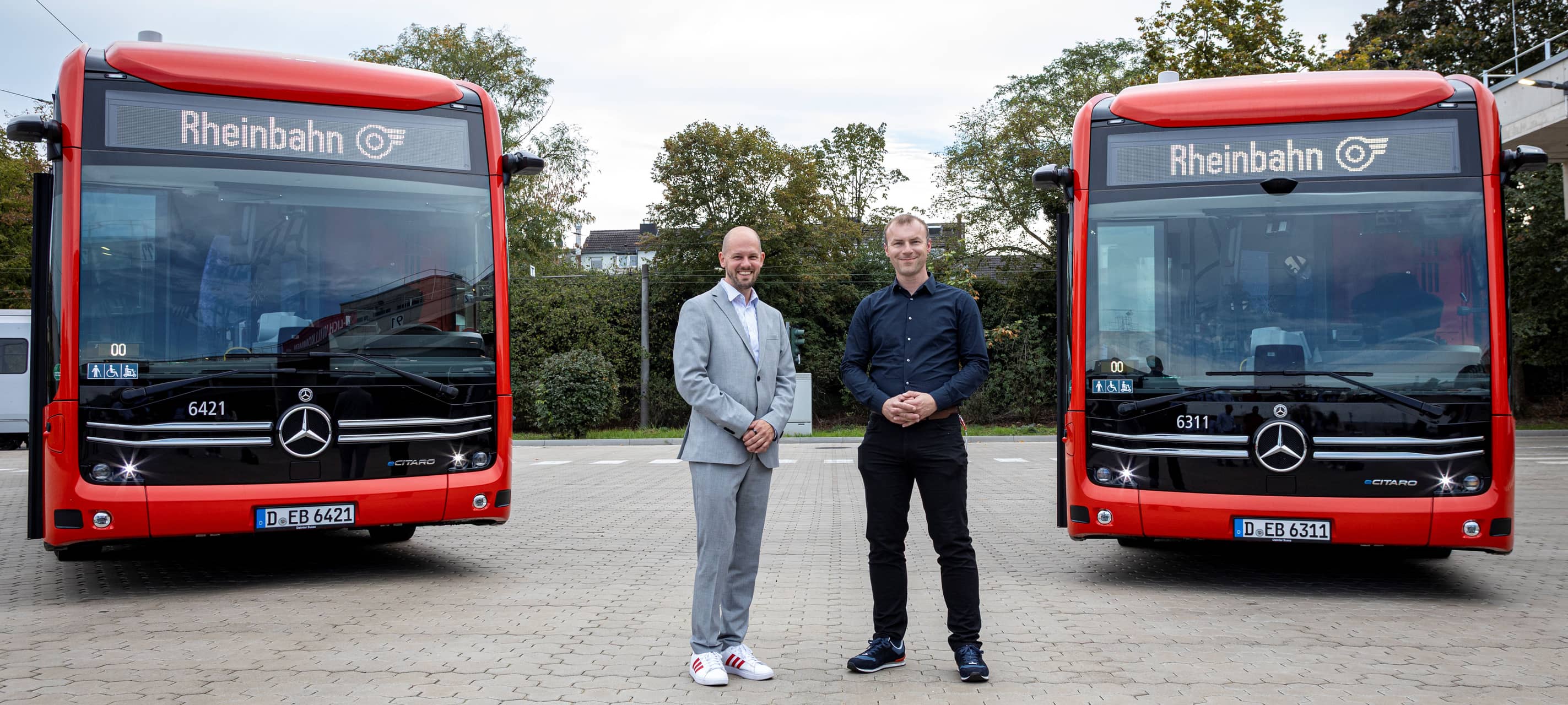 Christian Finke, Vorstand Betrieb und Infrastruktur (COO) der Rheinbahn, und Tomasz Karbowski, Bereichsleiter Fahrzeuge und Betriebsleiter, präsentieren die ersten beiden Fahrzeuge der neuen Reihe.