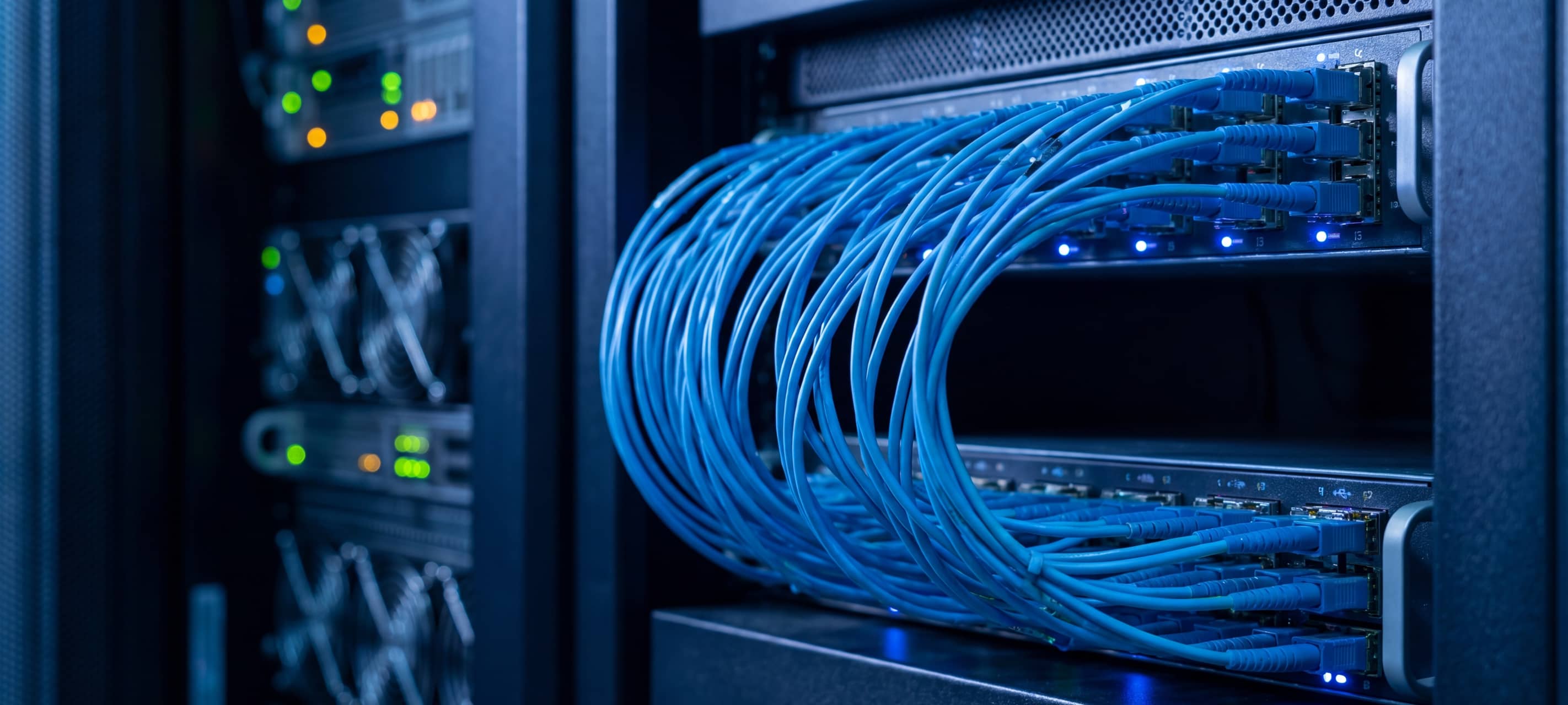 Serverraum mit Rack-Systemen und blauen Netzwerkkabeln - wie sie in Düsseldorfer Rechenzentren zum Einsatz kommen.