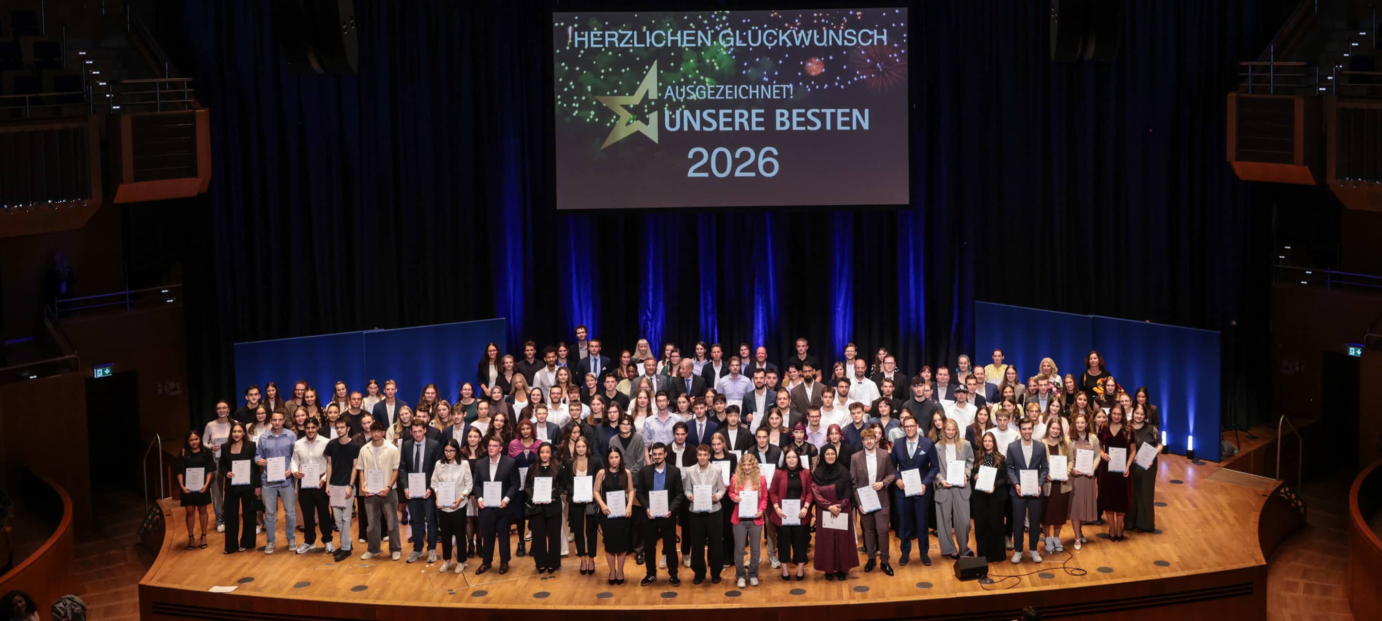 Die Ausbildungsbesten 2026 präsentieren sich auf der Bühne der Tonhalle.