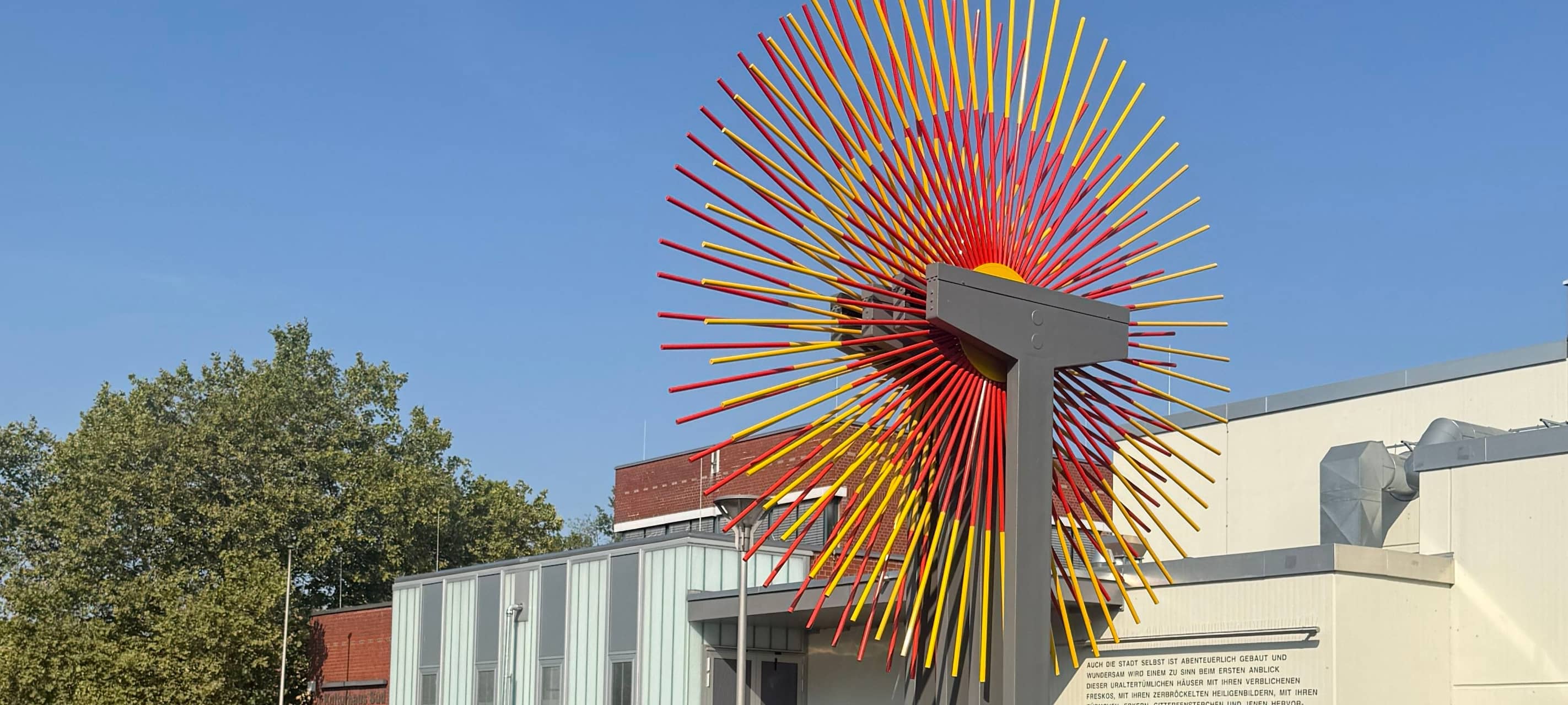 Die Generalsanierung des kinetischen Kunstwerks "Sonnenrad" in Garath ist abgeschlossen.