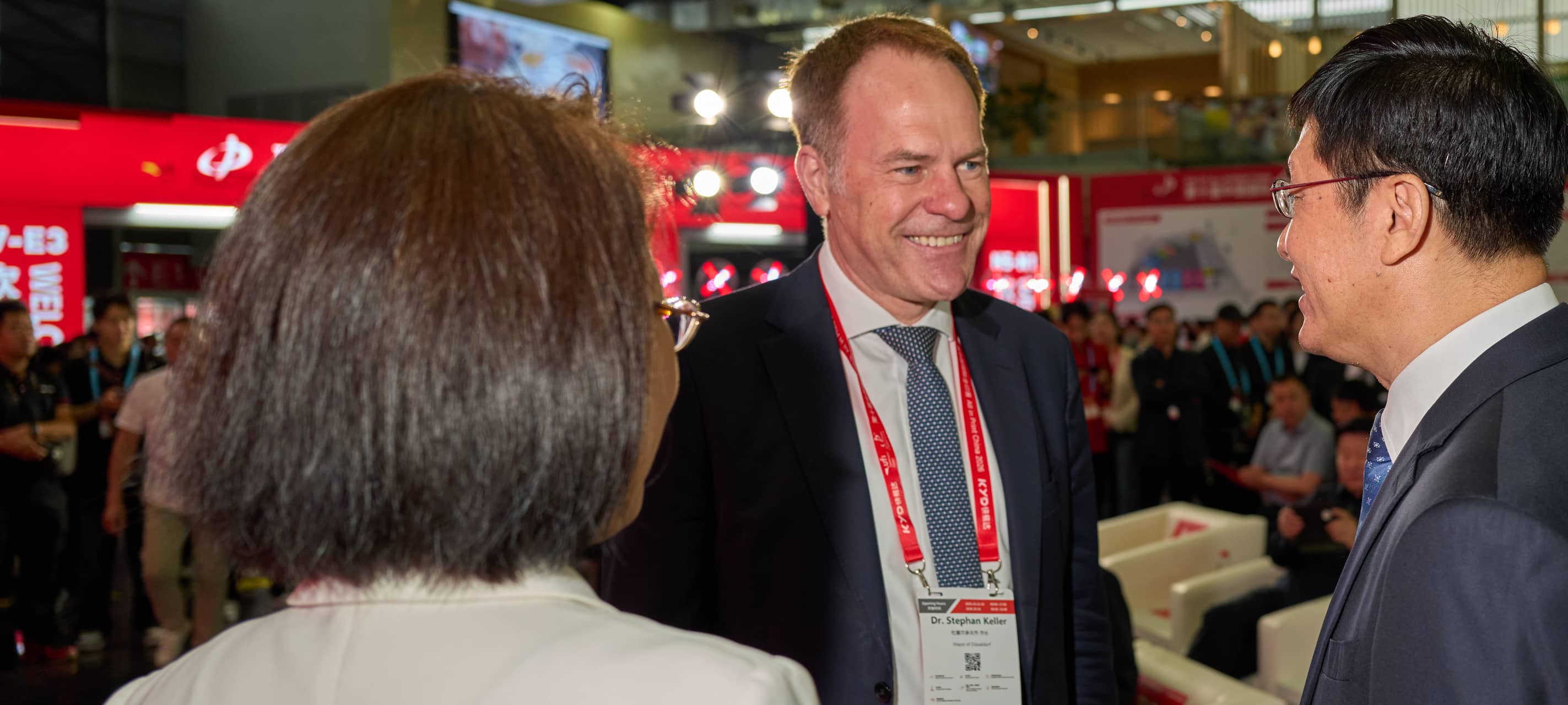 OB Keller beim Besuch in China im Gespräch mit Politikern vor Ort