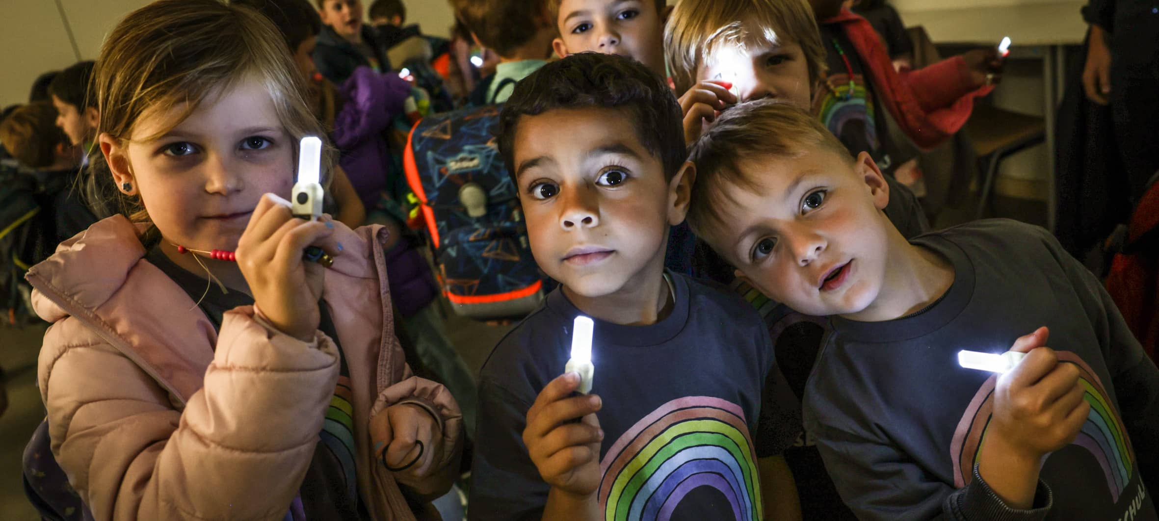 Die Erstklässler der Regenbogenschule zeigen stolz ihre neuen Blinkis.