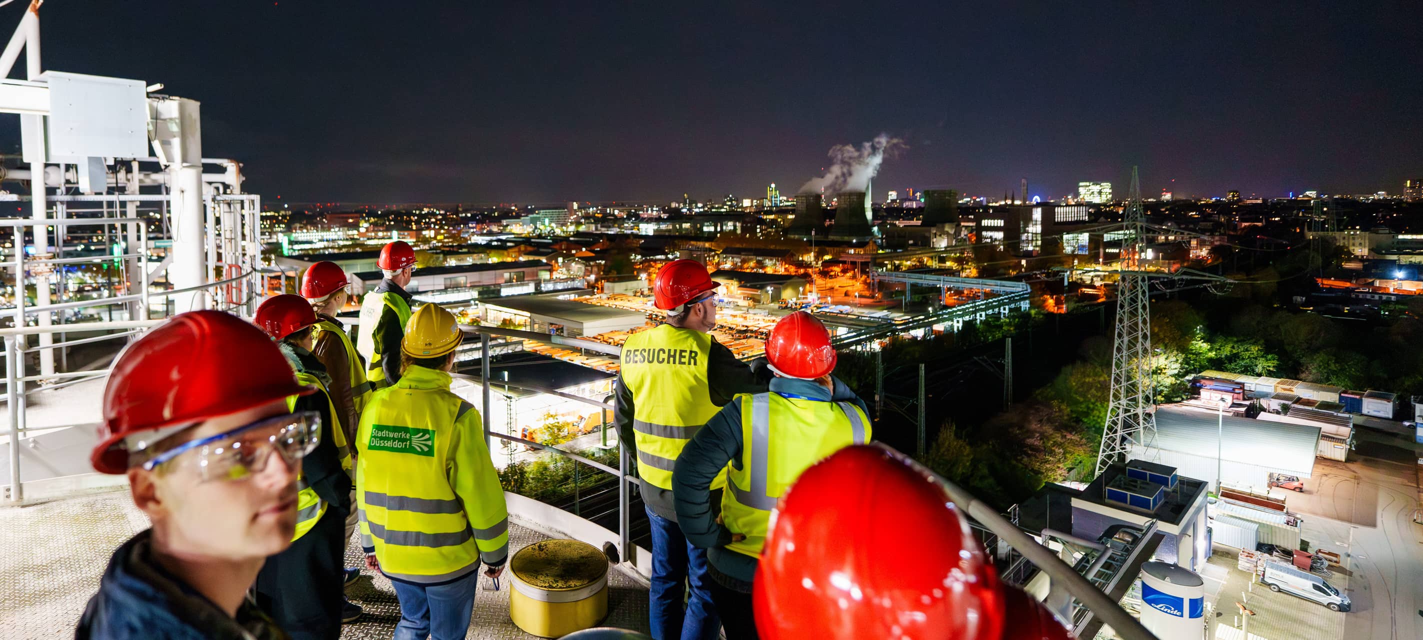 Menschen stehen auf dem Dach der Stadtwerke Düsseldorf bei der Langen Nacht der Industrie.