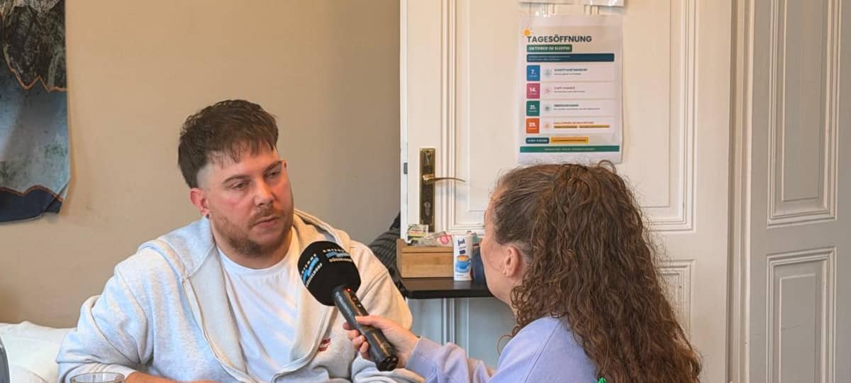 Reporterin Julia Trompeter im Interview mit Sozialarbeiter Kevin Fladung