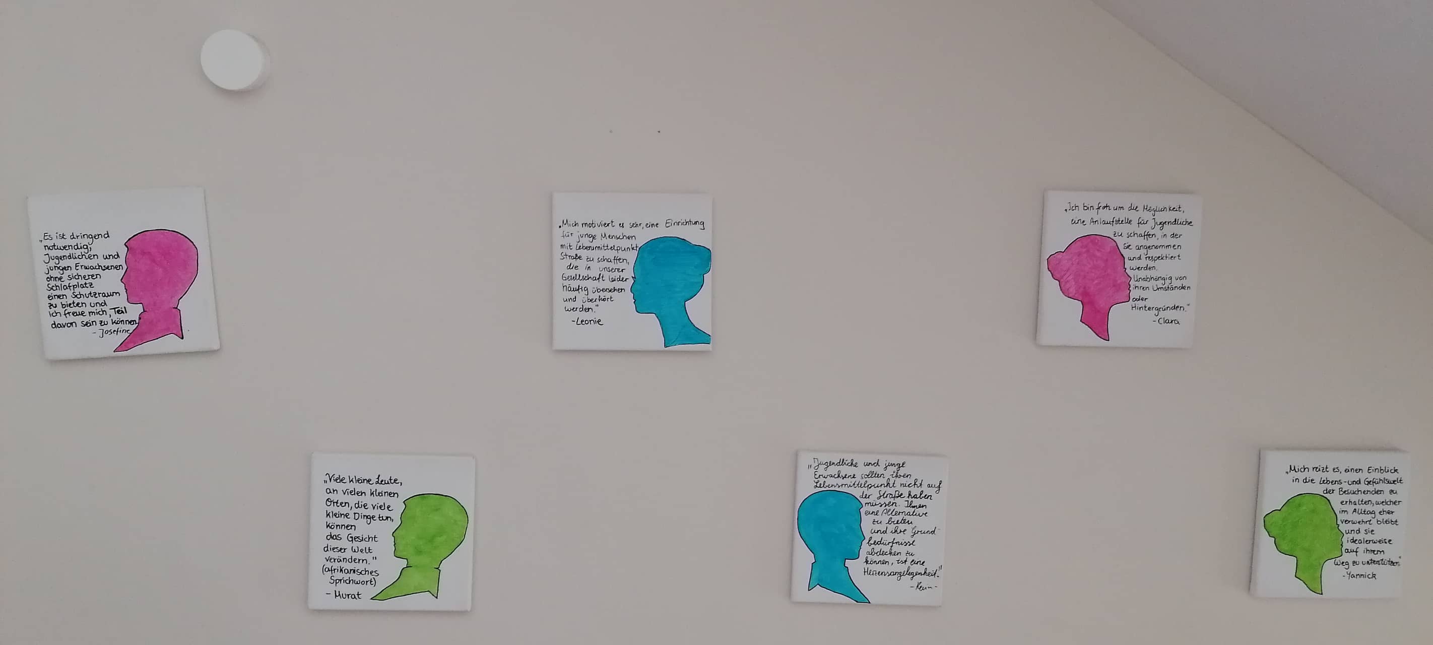 Leinwände mit Aussagen der Sozialarbeitenden an einer Wand in der SleepIn Notschlafstelle
