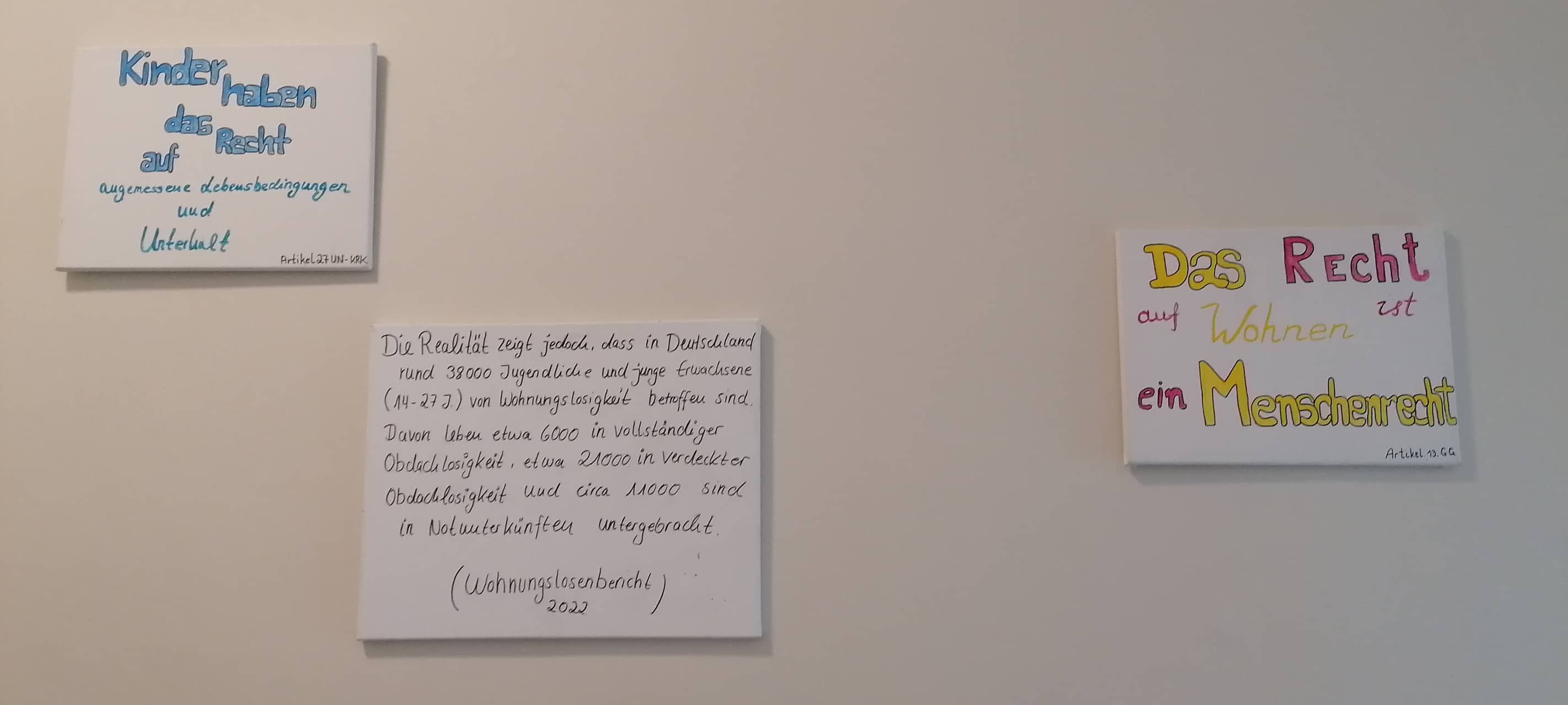 Leinwände mit Grundrechten/Kinderrechten an einer Wand in der SleepIn Notschlafstelle