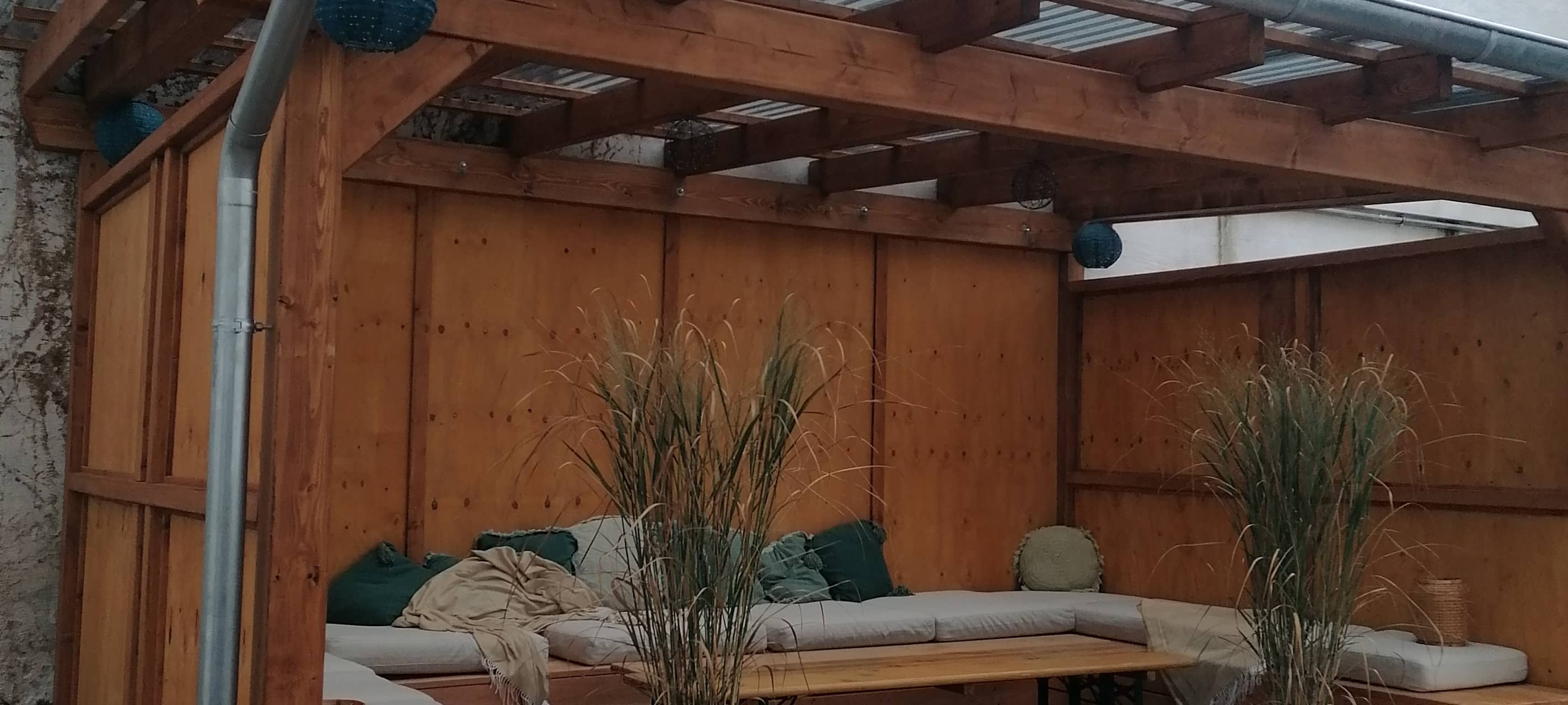 Überdachter Außenbereich mit Sitzgelegenheiten