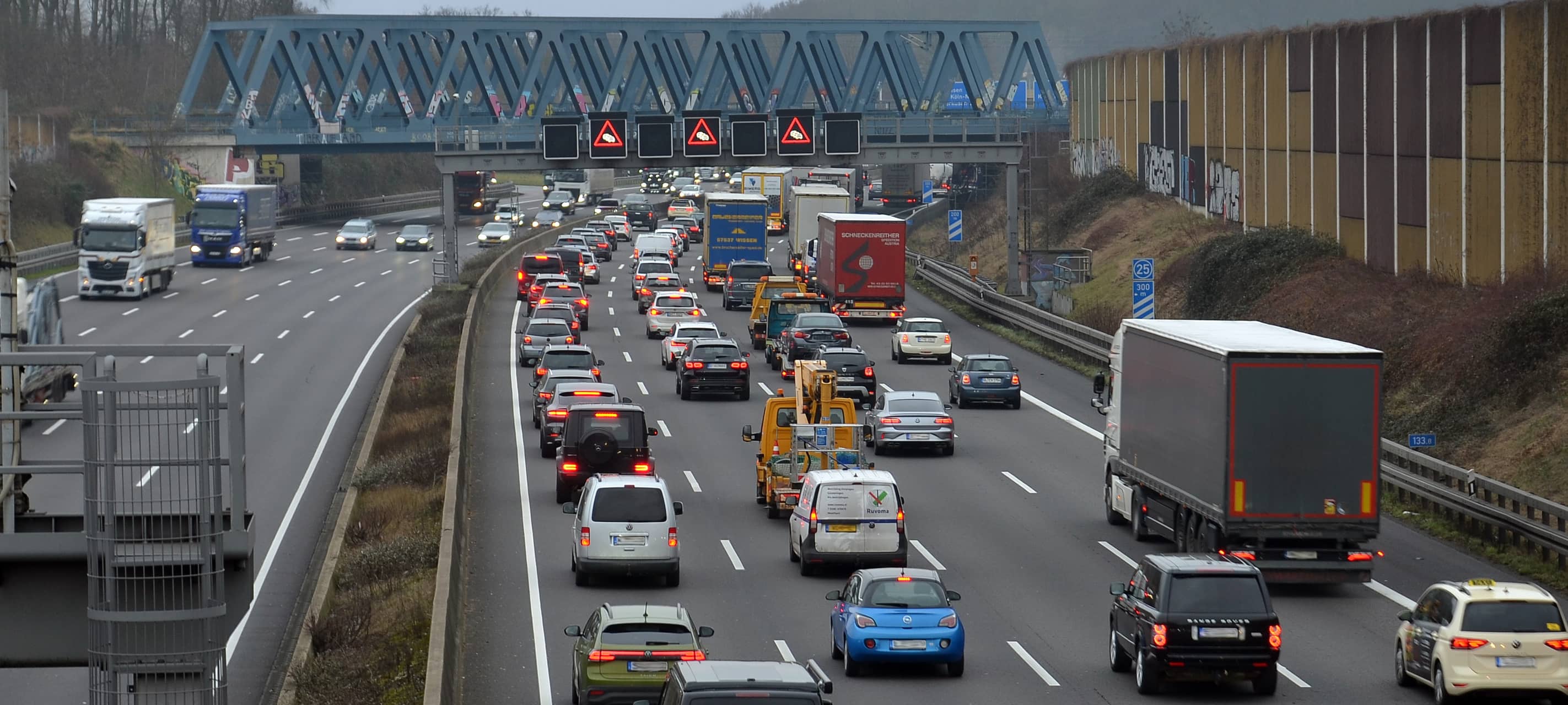 Viel Verkehr auf der Autobahn.