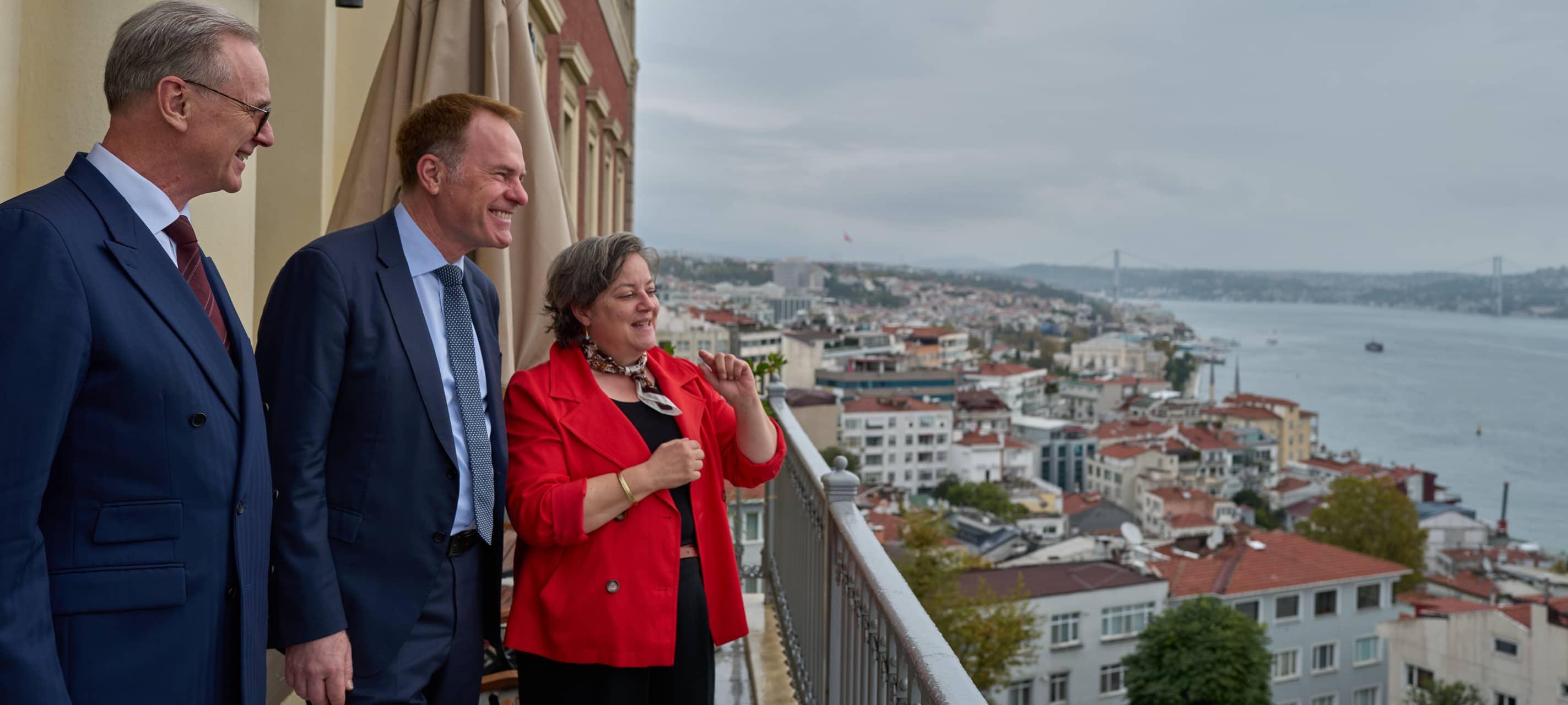Die deutsche Generalkonsulin in Istanbul Dr. Grienberger erklärt OB Keller und Messechef Diener vom Balkon aus die Stadt Istanbul