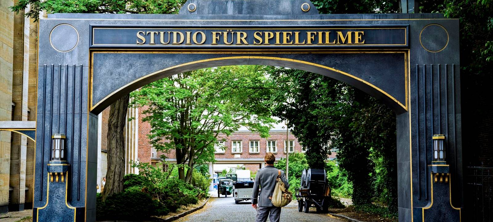 Emil betritt das Tor der Babelsberger Filmstudios