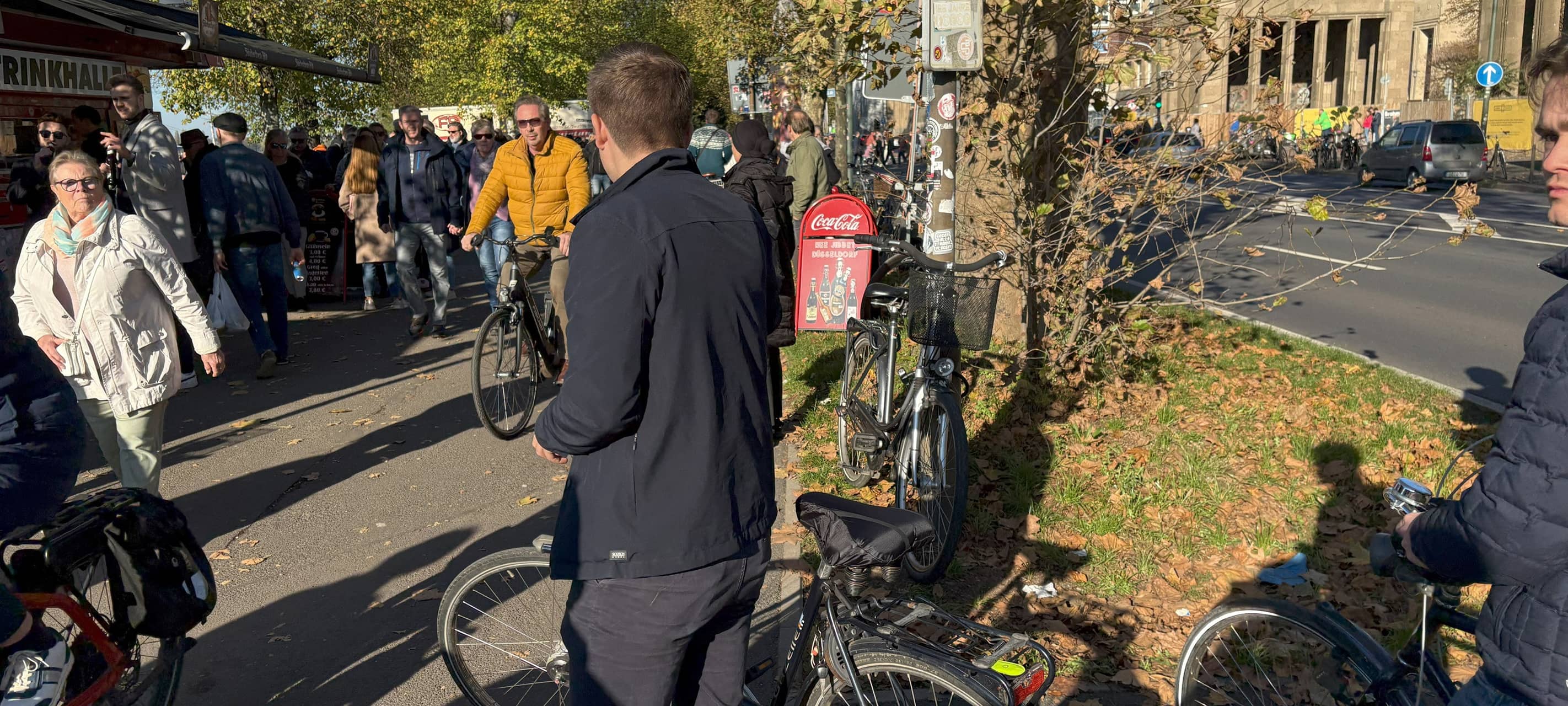 Der ADFC Düsseldorf bemängelt eine weiterhin fehlende Trennung von Geh- und Radweg an der Cecilienallee zwischen Kiosk (Fortunabüdchen) und den Rheinterrassen. Hier kommt es regelmäßig zu eigentlich vermeidbaren Konflikten zwischen zu Fuß Gehenden und Radfahrenden.