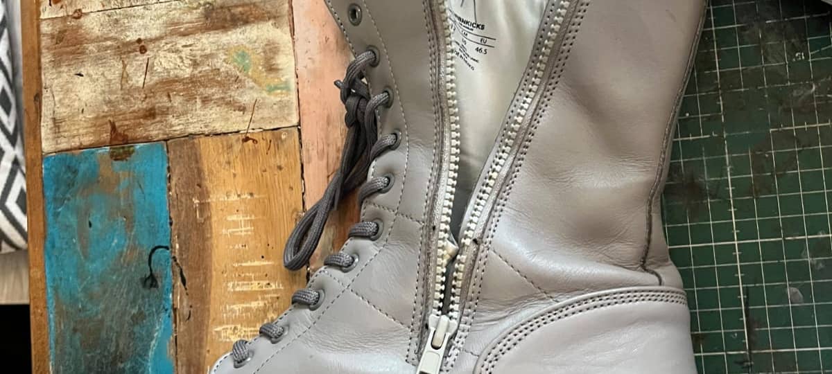 Boots der Backstreet Boys bei der Reparatur.