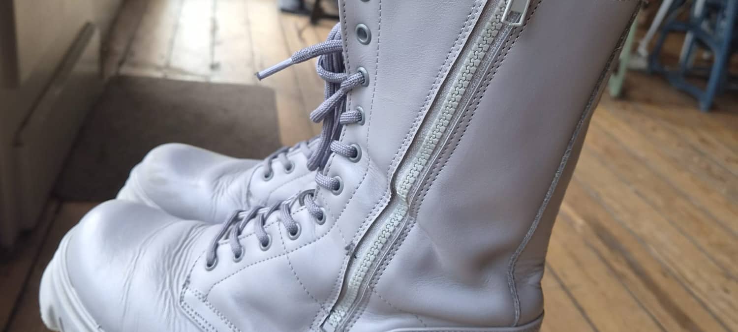 Boots der Backstreet Boys bei der Reparatur.