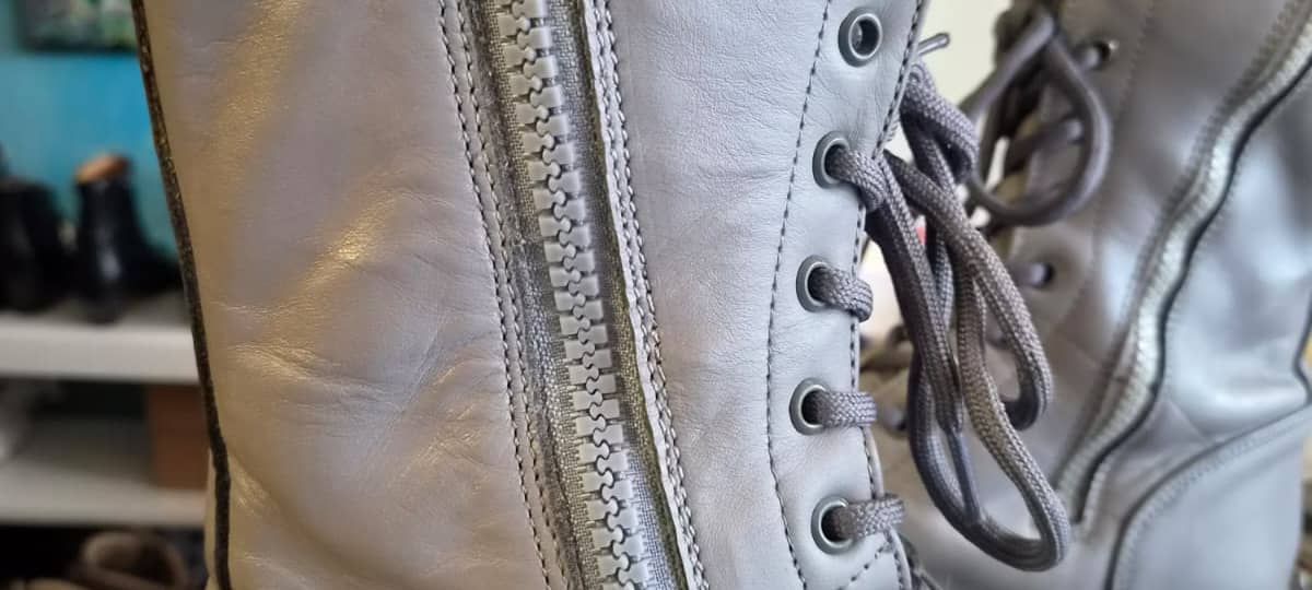 Boots der Backstreet Boys bei der Reparatur.