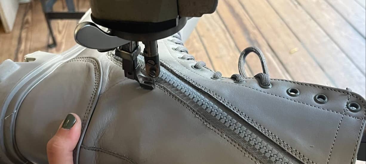 Boots der Backstreet Boys bei der Reparatur.