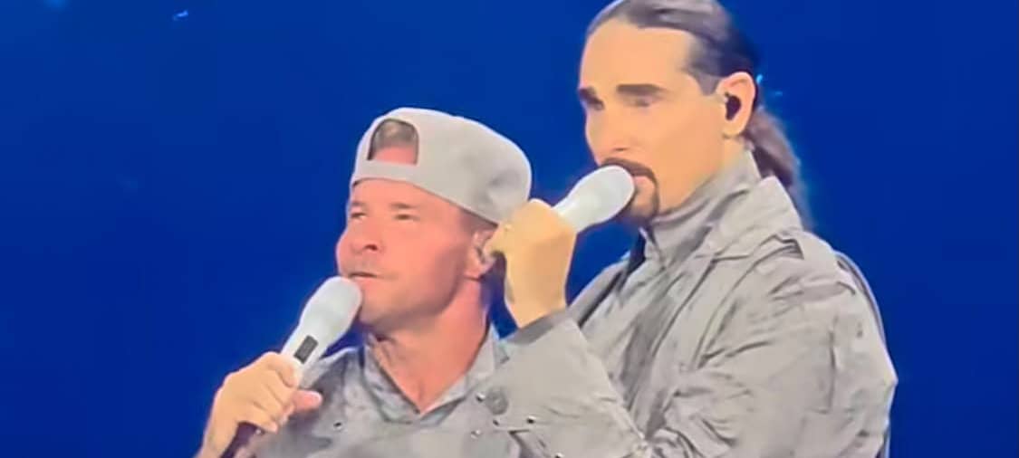 Kevin und Howie von den Backstreetboys mit den reparierten Schuhen von Schuhmacherin Karina aus Düsseldorf.