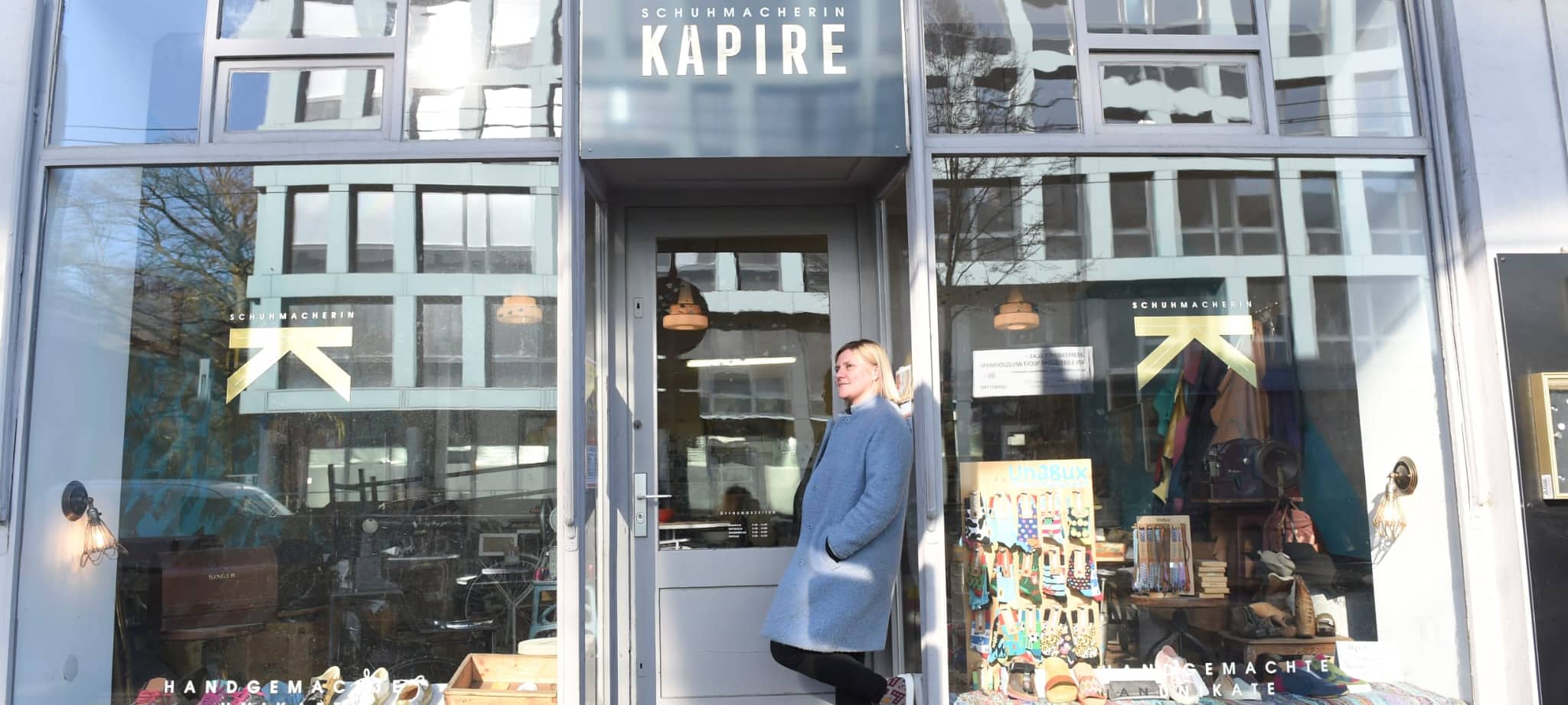 Karina Ranft vor ihrem Laden in Gerresheim