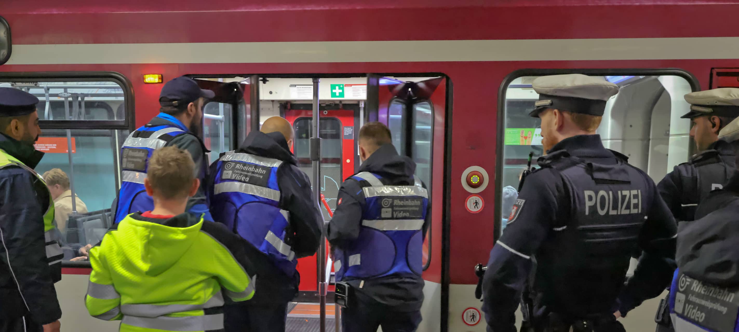 Szenen der Schwerpunktkontrollen der Rheinbahn und der Polizei im U-Bahnhof Steinstraße / Königsallee.