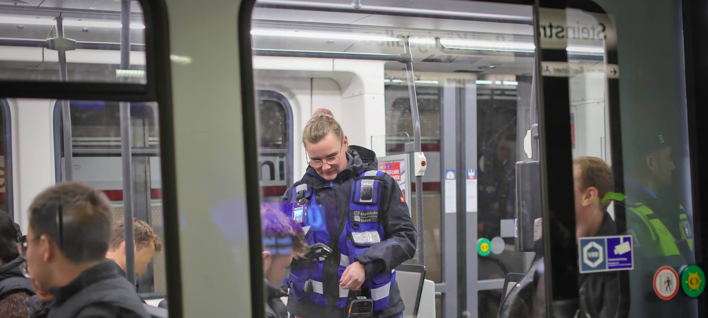 Szenen der Schwerpunktkontrollen der Rheinbahn und der Polizei im U-Bahnhof Steinstraße / Königsallee.