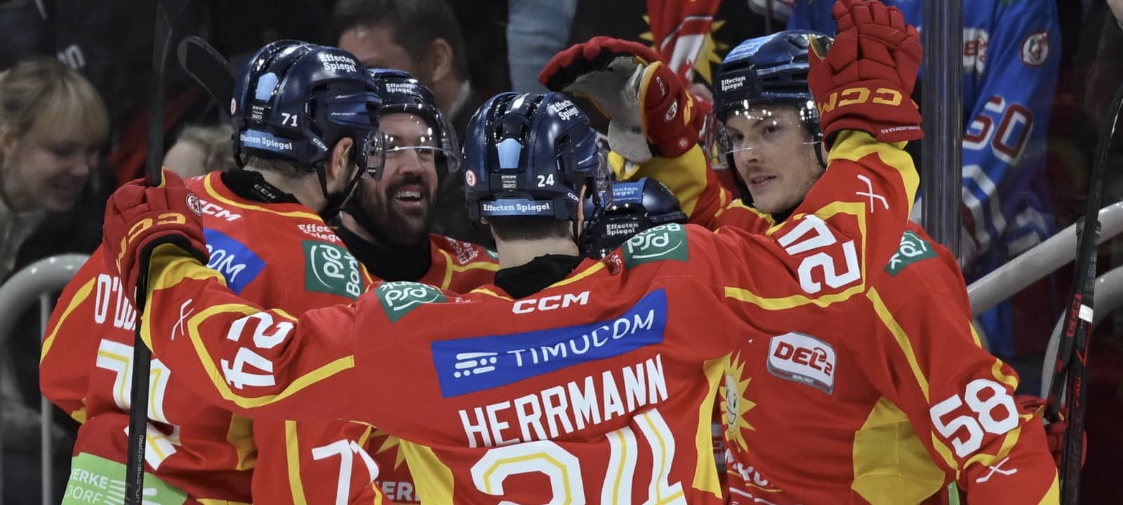 DEG-Spieler bejubelb ein Tor beim Heimspiel gegen Bad Nauheim.