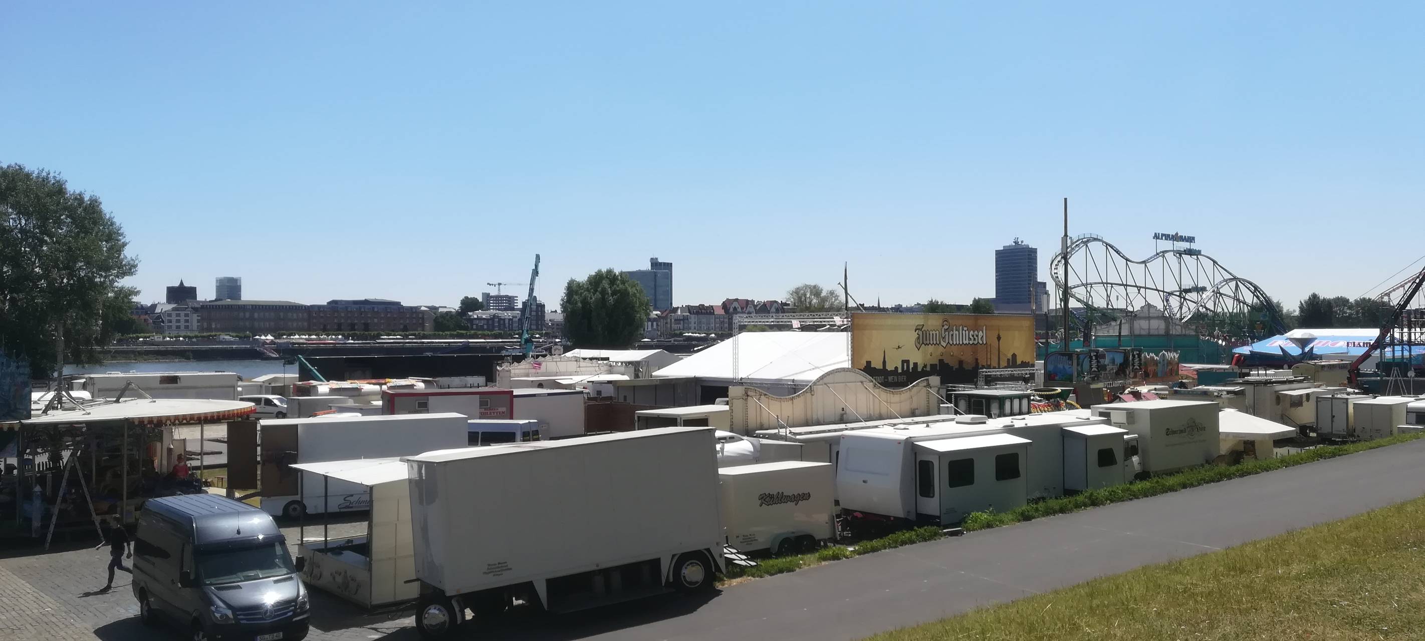 Düsseldorf: Rheinkirmes im Aufbau