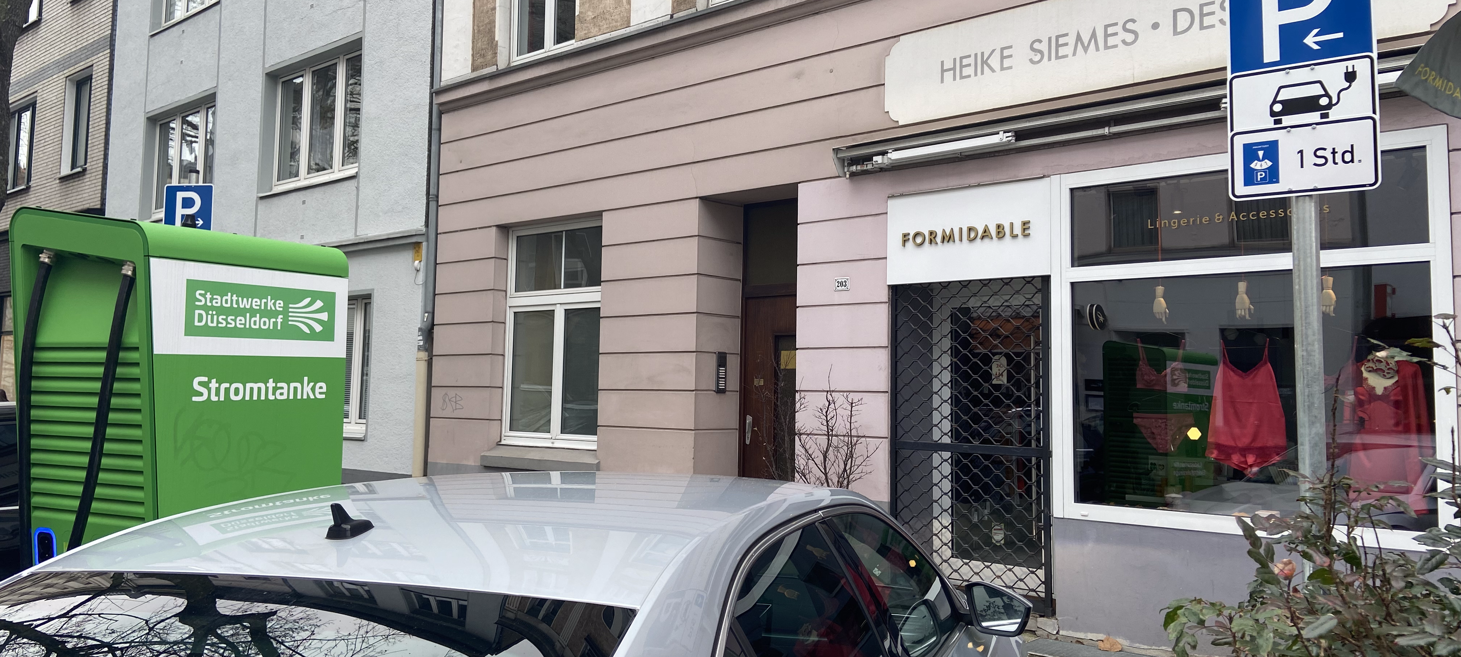 Ein Auto parkt an einer E-Ladesäule in Düsseldorf.