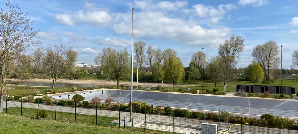 Ein Blick auf das Schwimmerbecken im Löricker Freibad. Das Freibad ist leer