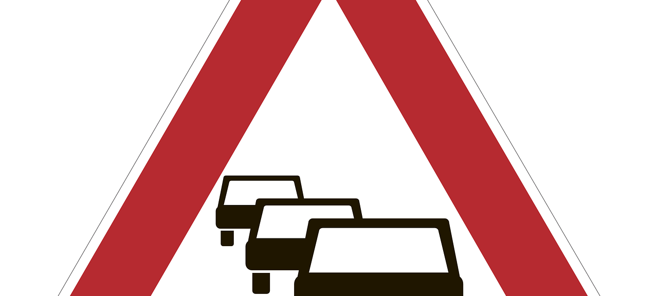 Stau: Ein rotes Dreieck umrandet drei schwarze gezeichnete Autos, die hintereinander im Stau stehen.