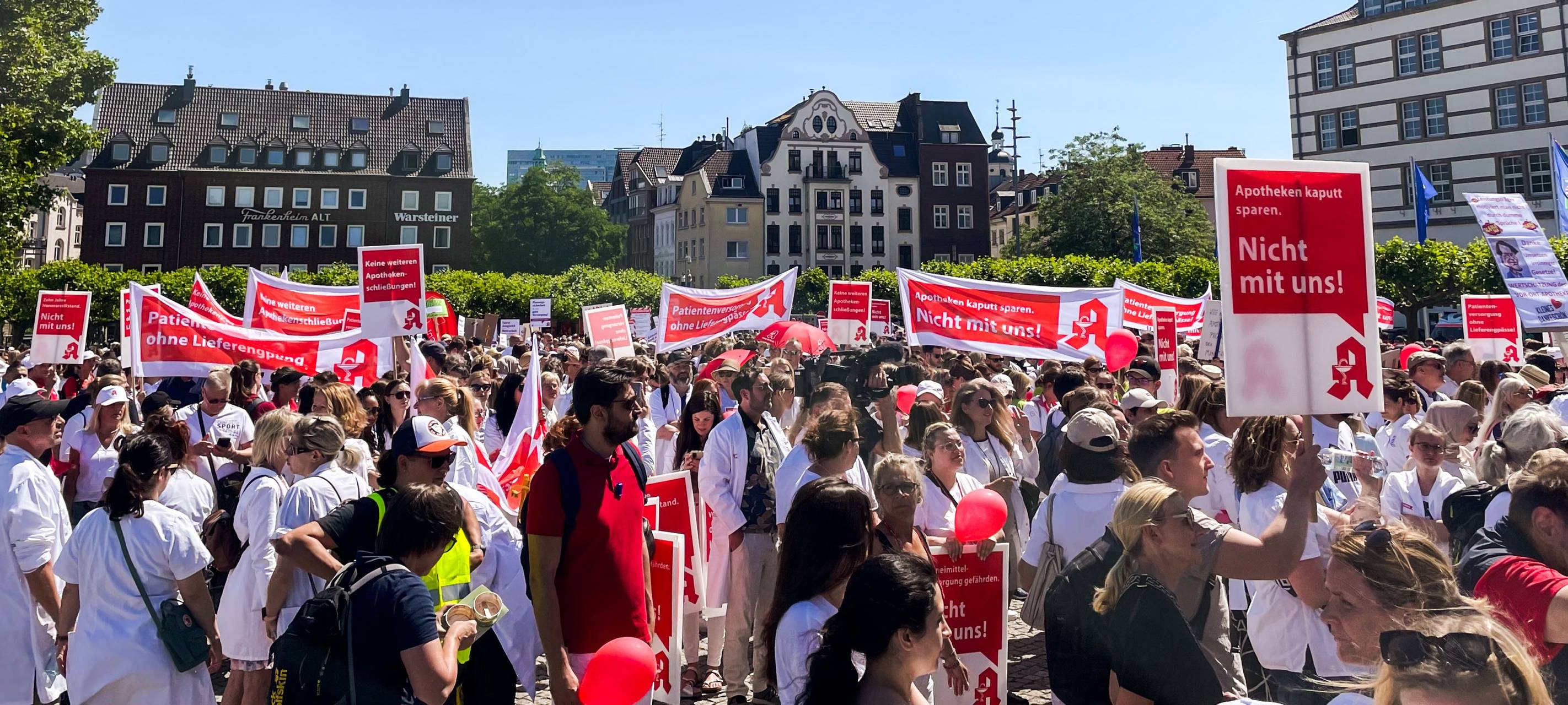 Düsseldorf: Demo von Apothekerinnen und Apothekern