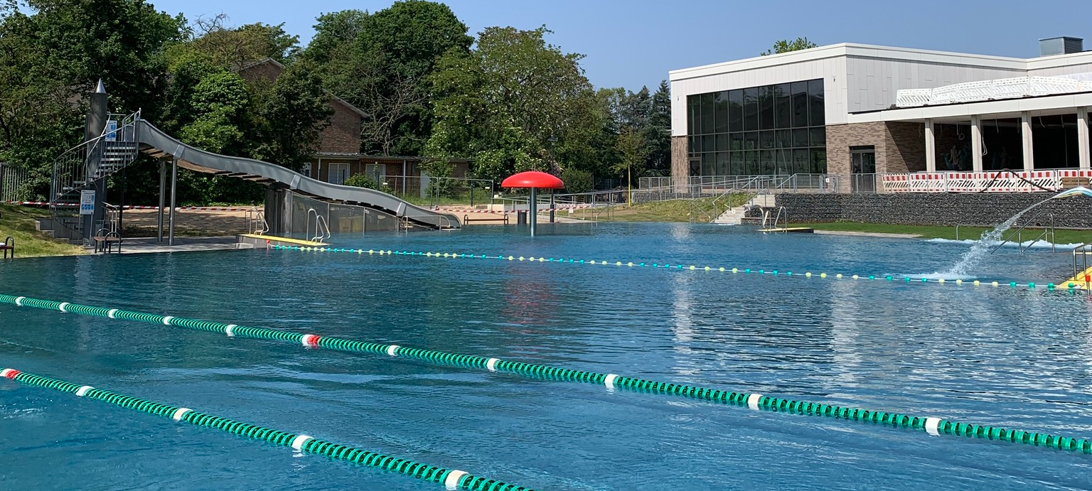 Ein Außenbecken im Freibad in Benrath.