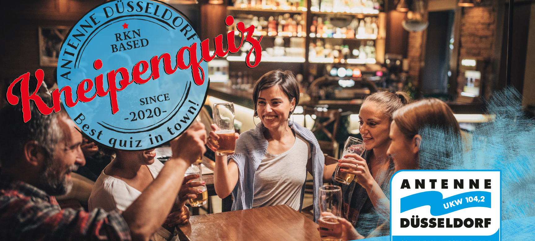 Info-Grafik für das Antenne-Düsseldorf-Kneipenquiz. Teilnehmer prosten sich fröhlich zu.