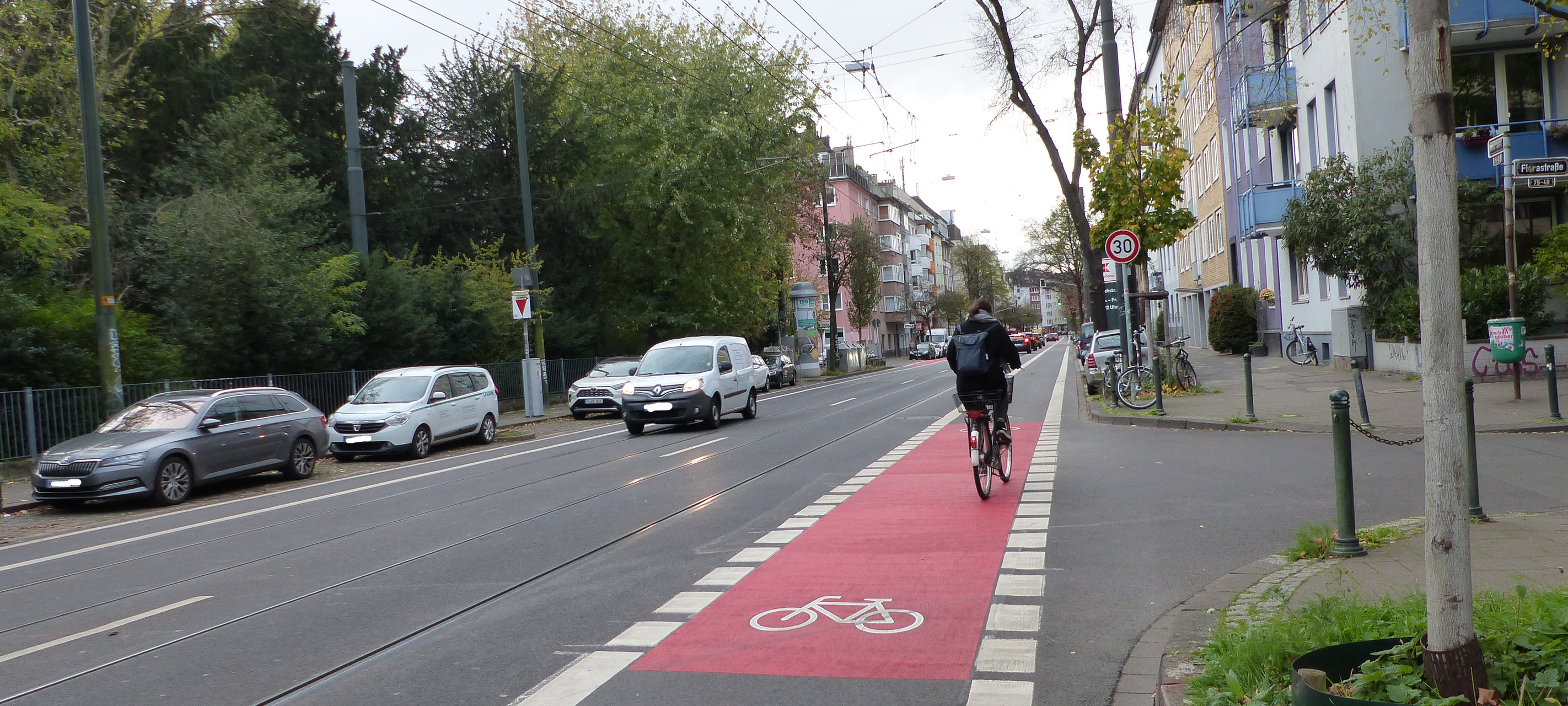 Radweg auf der Bilker Allee. Ein Radfahrer benutzt den Radweg Richtung Bilker Kirche.